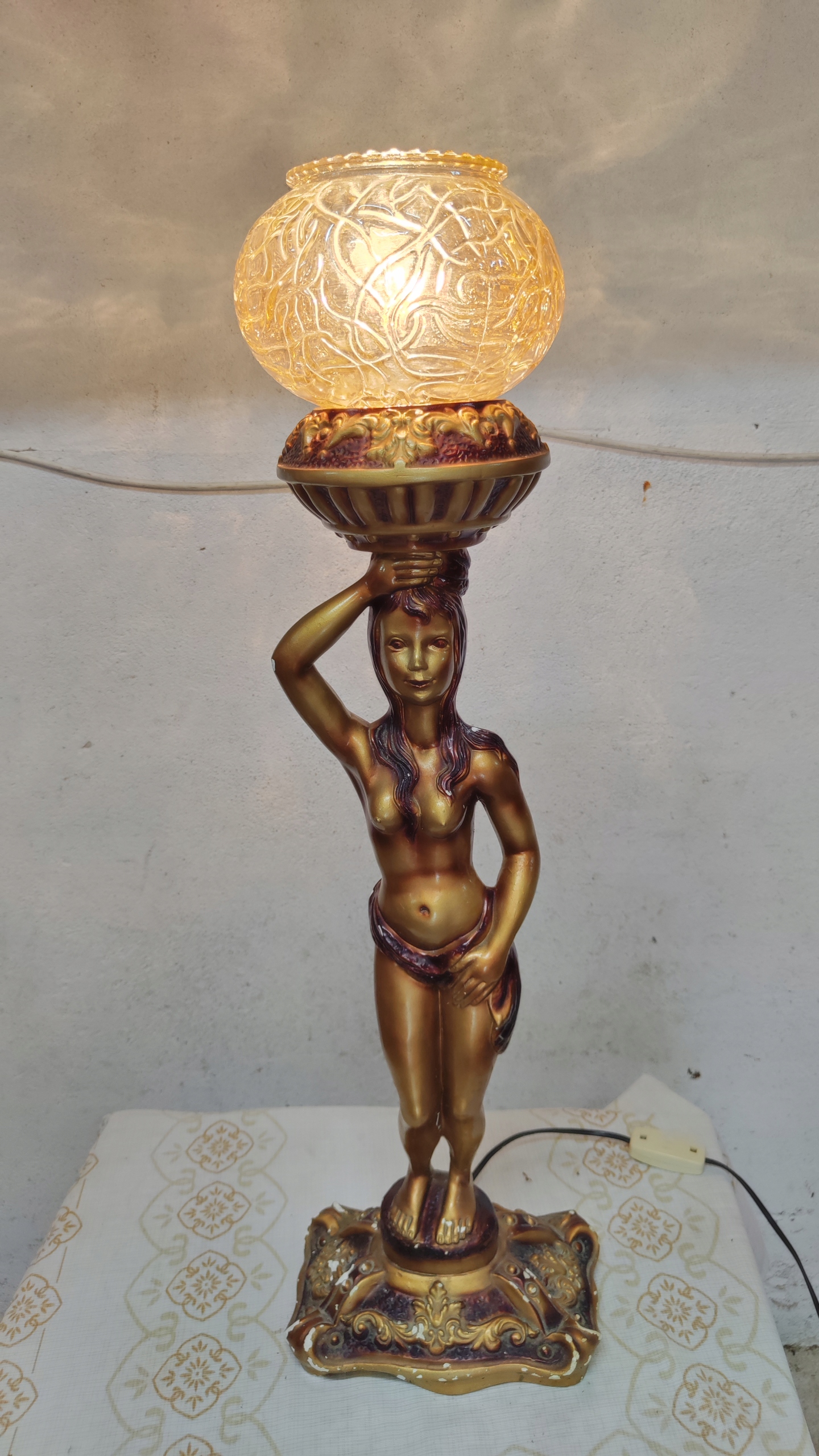 Stylowa piękna lampa kobieta postument