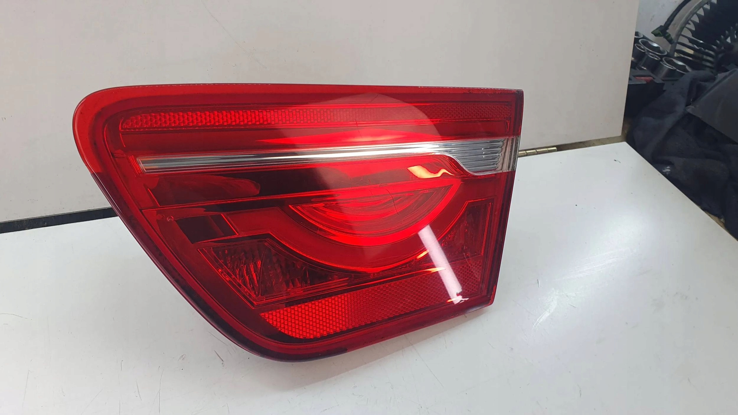 Jaguar XE X760 droit feu arrière arrière du capot $