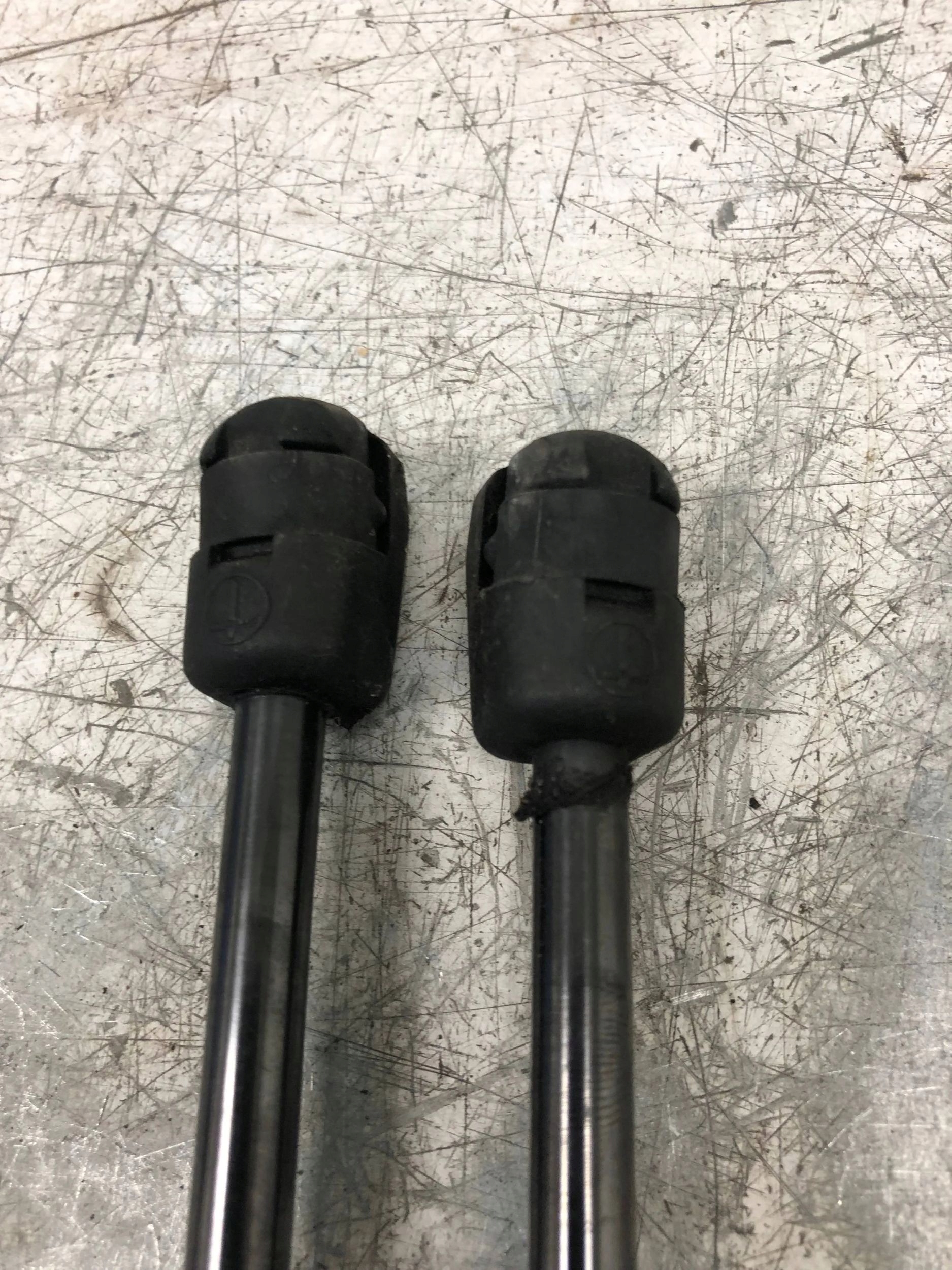 SILOWNIKI bonnet boot AUDI Q3 8U 8U0827552A