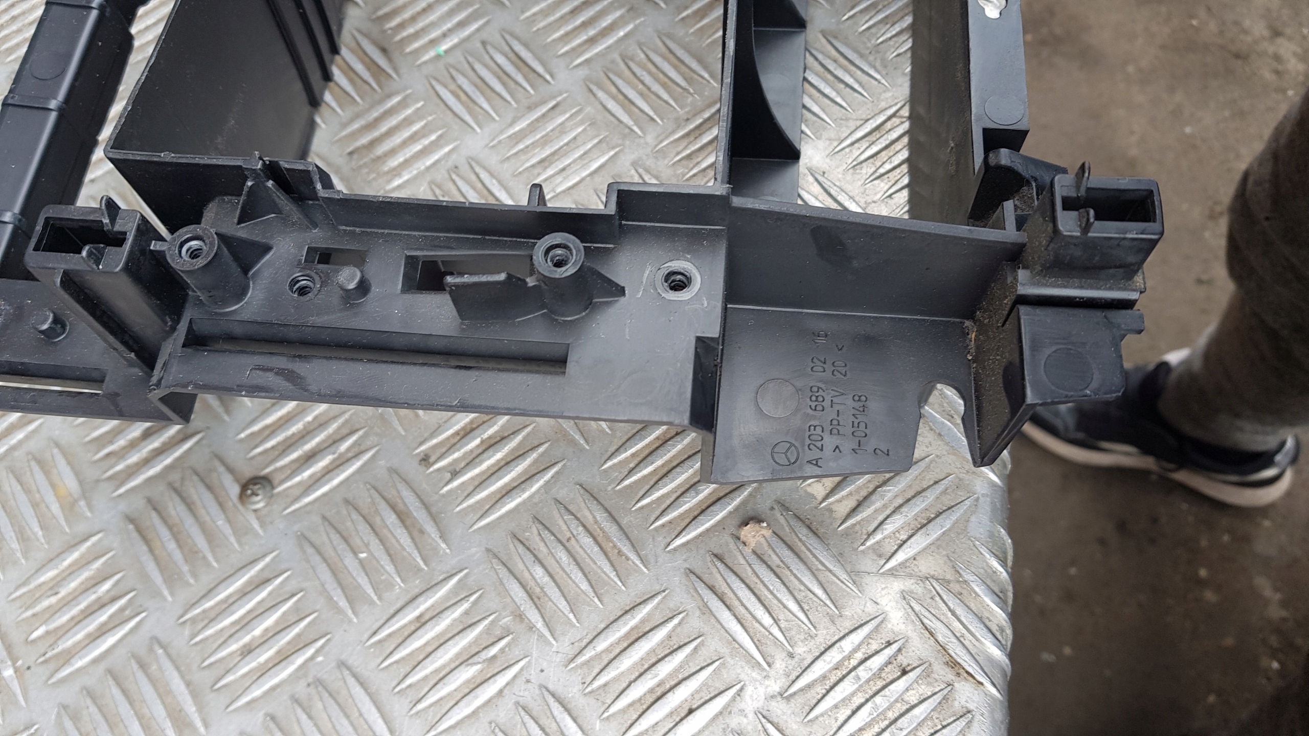 MERCEDES W203 COUPE grid frame central A2036890216