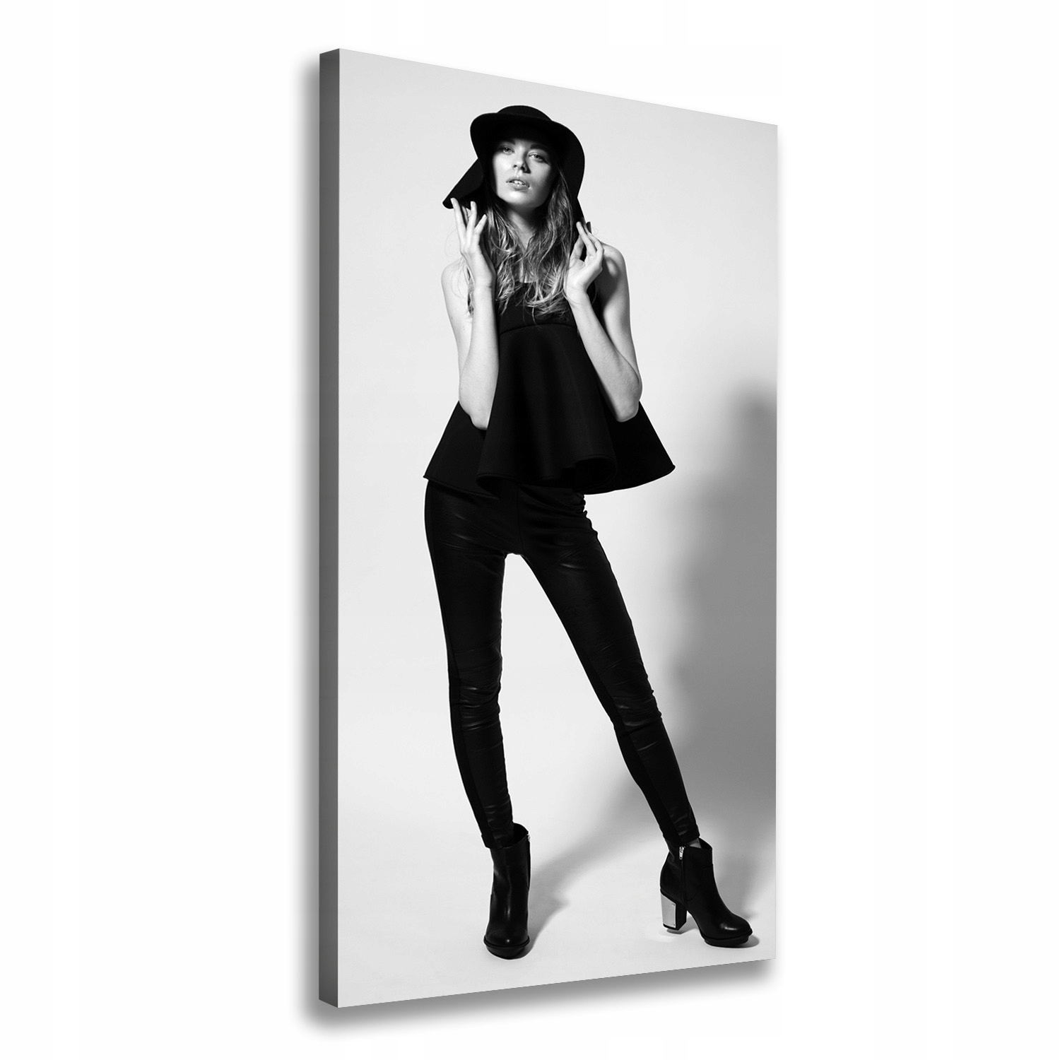 

Foto obraz na płótnie Kobieta w czerni 70x140 cm