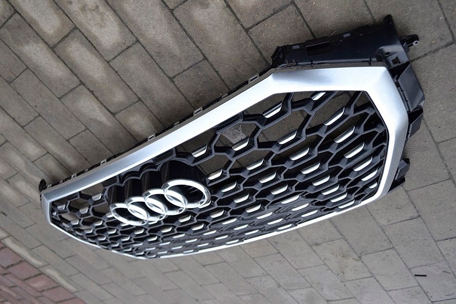 решетка радиатора Q3 83F s хорошее состояние