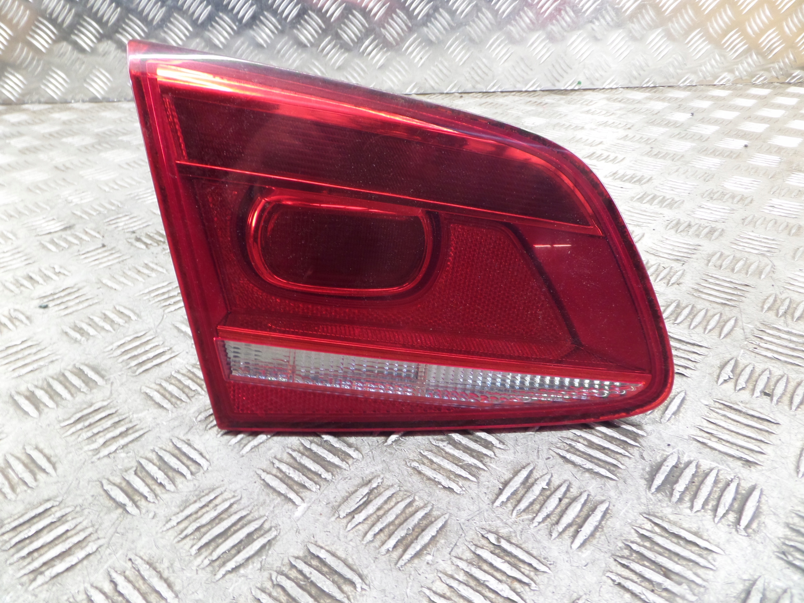 light bonnet left rear part VW PASSAT B7 sedan 3AE945093K