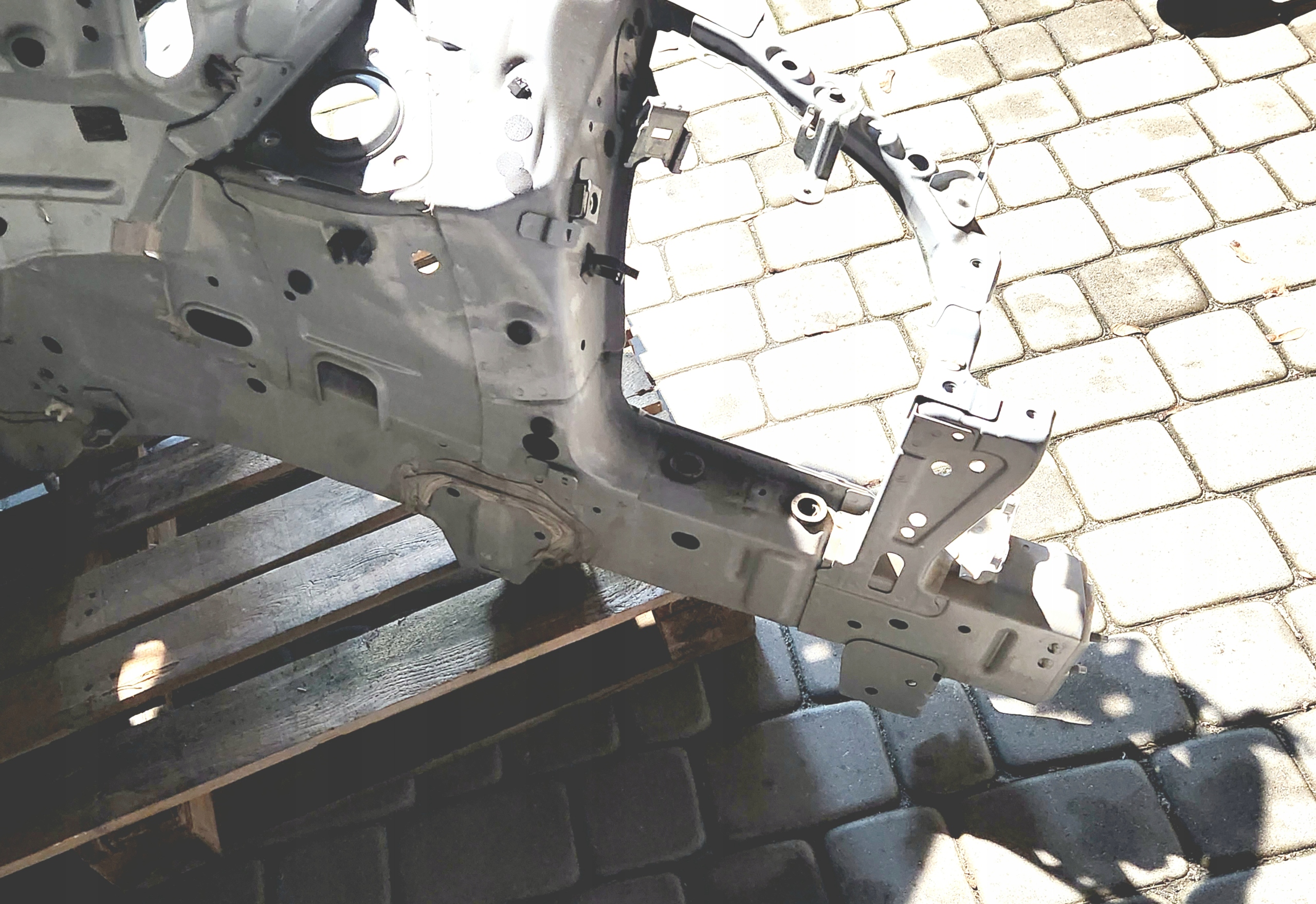 left quarter front Infiniti G37 COUPE Q60