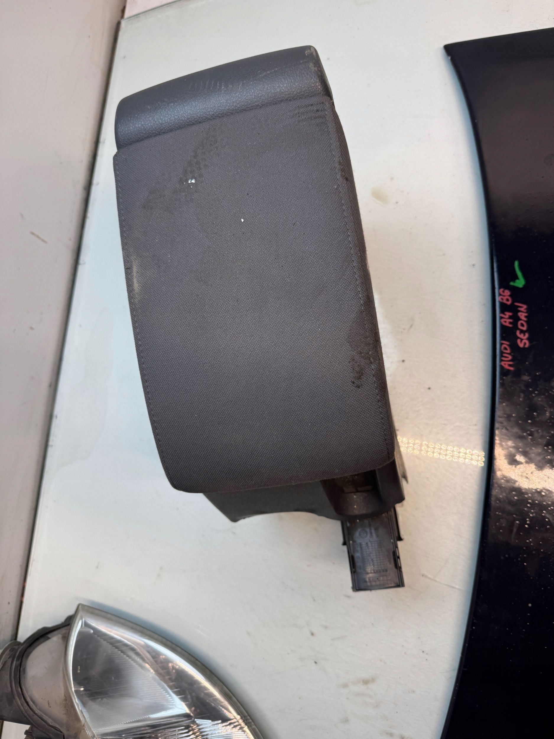 Volkswagen Golf 5 Plus --- Podłokietnik konsoli