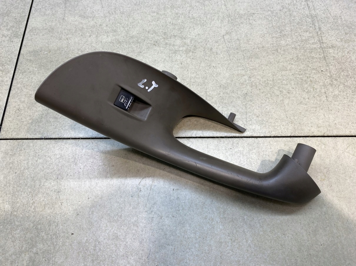 UCHWYT DRZWI LEWY TYŁ PASSAT B6 1F0959855