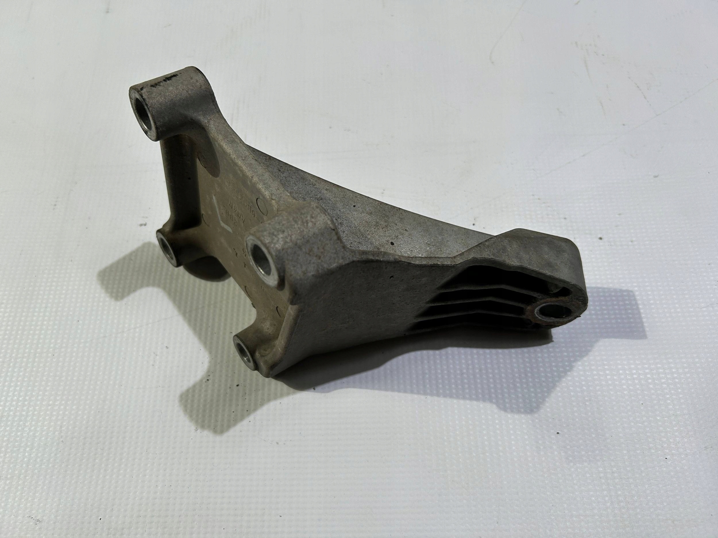 console holder holder of the engine left left Ford Mustang V 4.6 2010