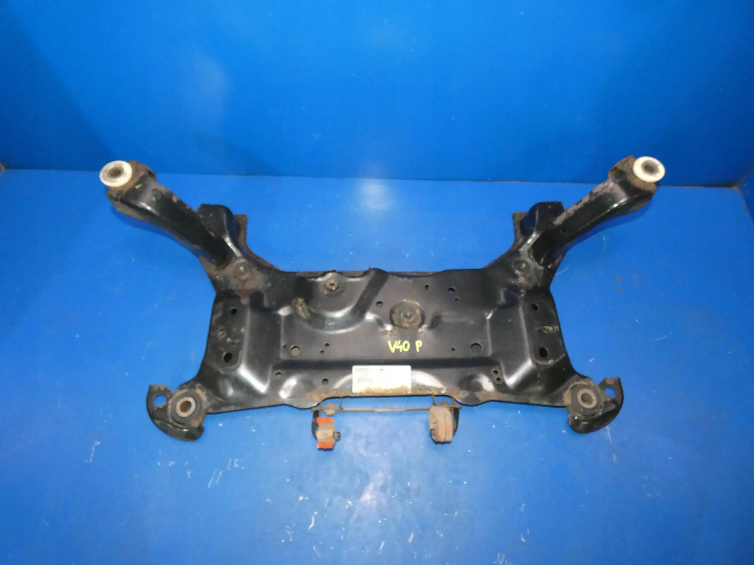 Volvo V40 II 1.6 D2 sider axle beam subframe below engine of the engine front
