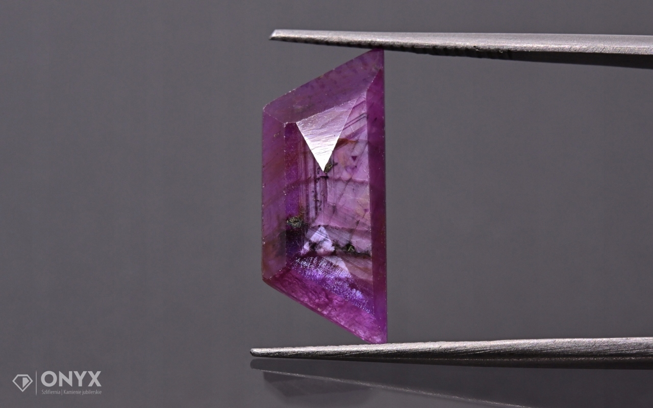 Rubín fazetovaná rozeta nepravidelná 17x7 mm