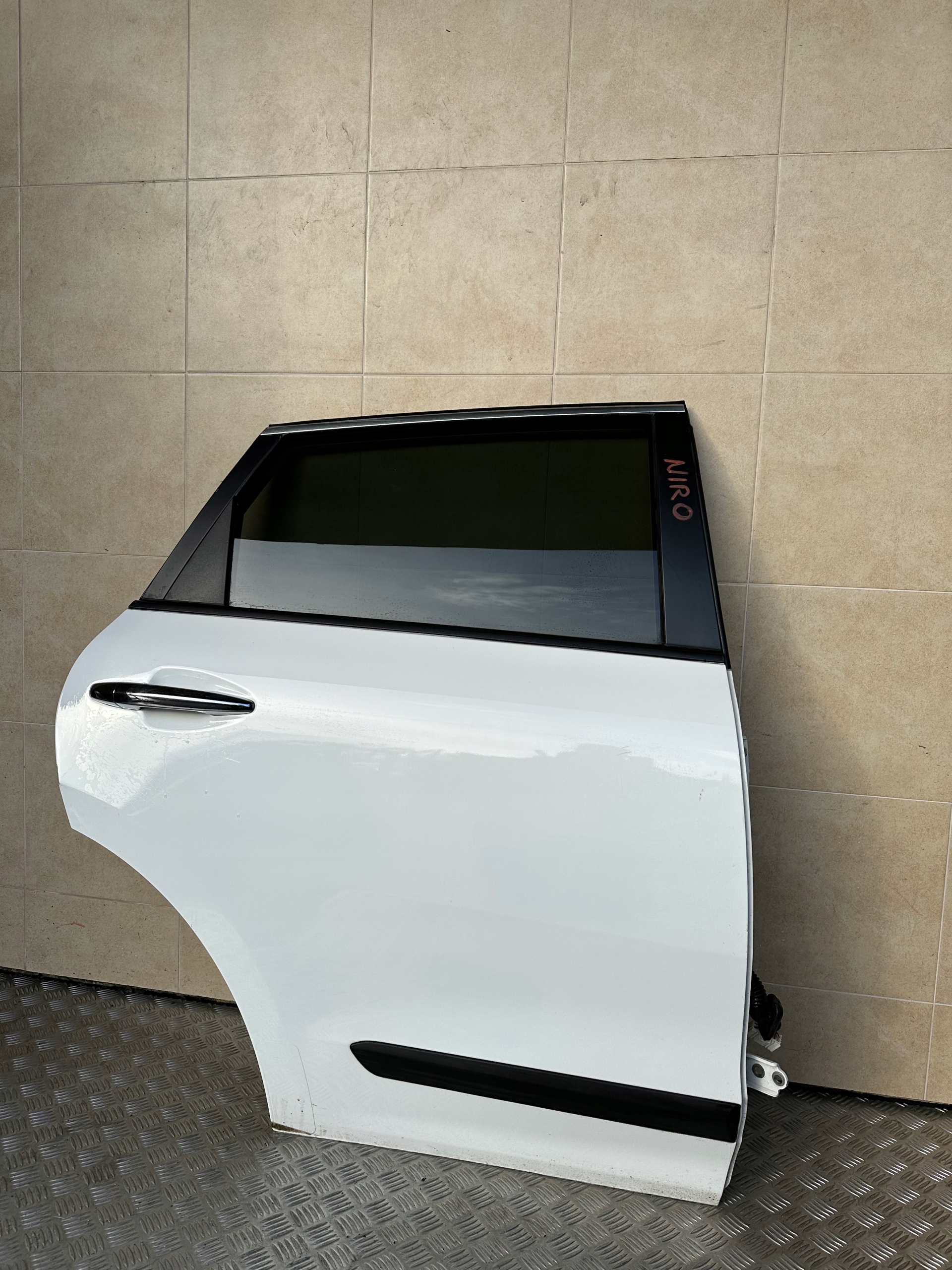 DRZWI KOMPLETNE PRAWE KIA NIRO 2017 ROK HYBRID Numer katalogowy części OE DRZWI