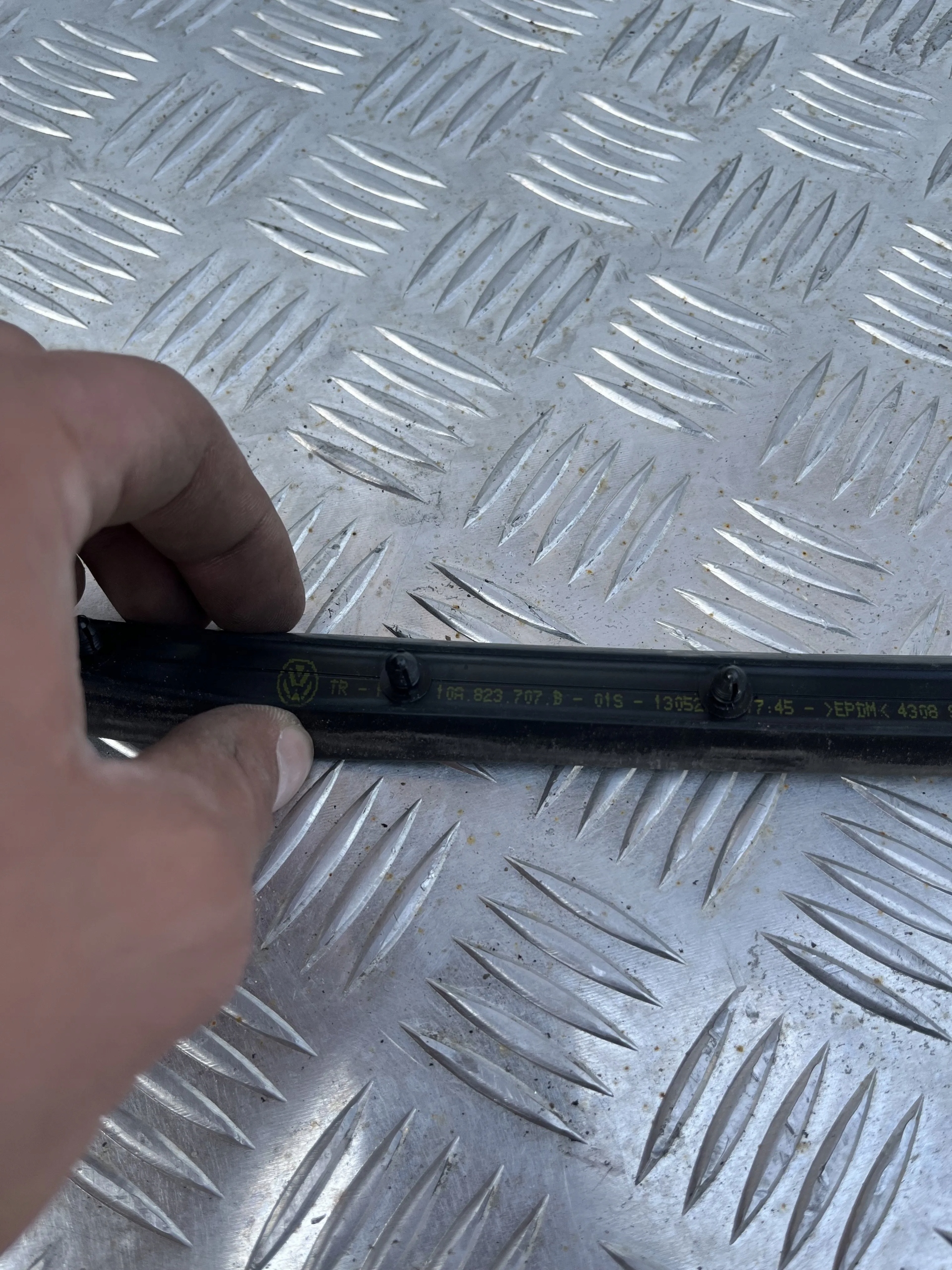 USZCZELKA MASKI VW ID.3 ID3 10A823707B