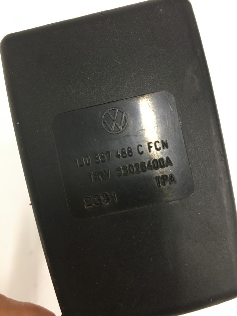 Задний ремней vw Golf IV 98-04r 1J0857488C