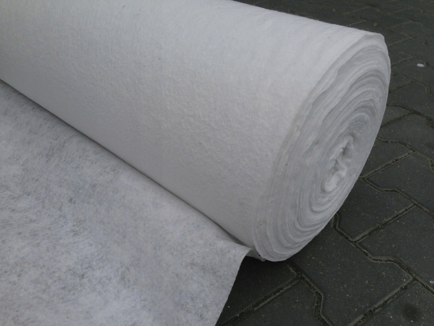 

Geowłóknina Atestowana PES200B od AJJ_pl 1m szer.