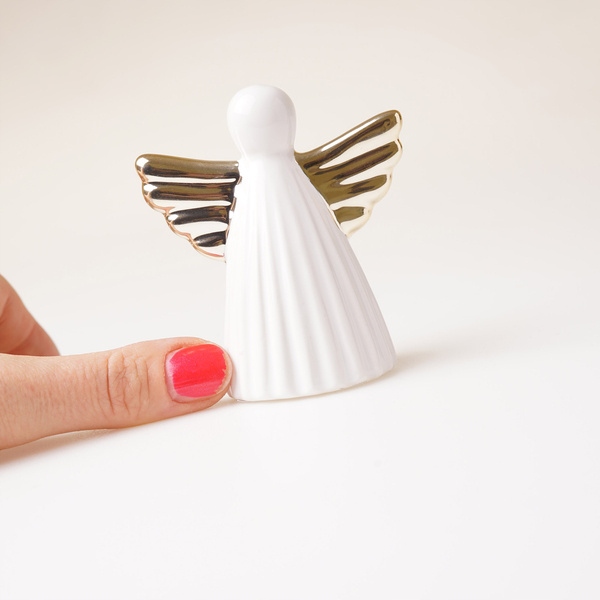 

Figurka ceramiczna aniołek ze złotymi skrzydłami