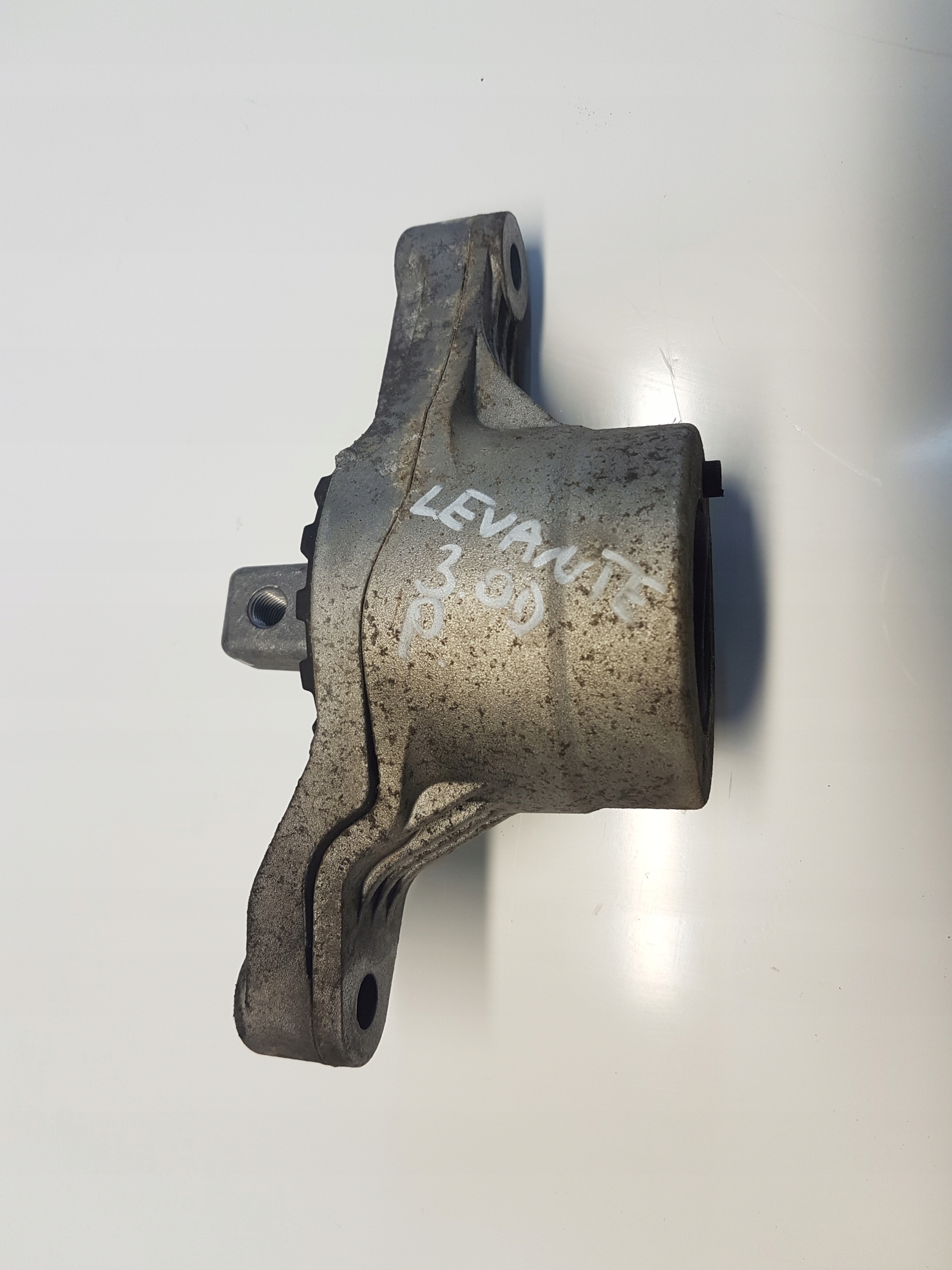 MASERATI LEVANTE ПОДУШКА ДВИГАТЕЛЯ 0670036280