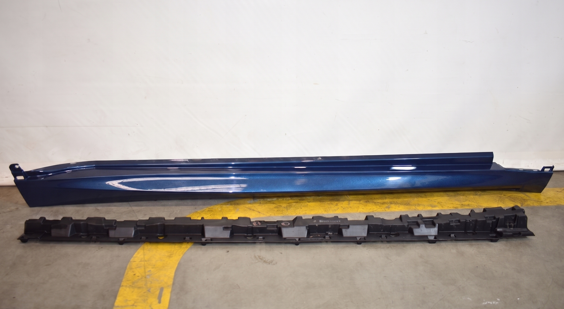 IDEALNA moulding threshold LED left BMW F95 G05 1