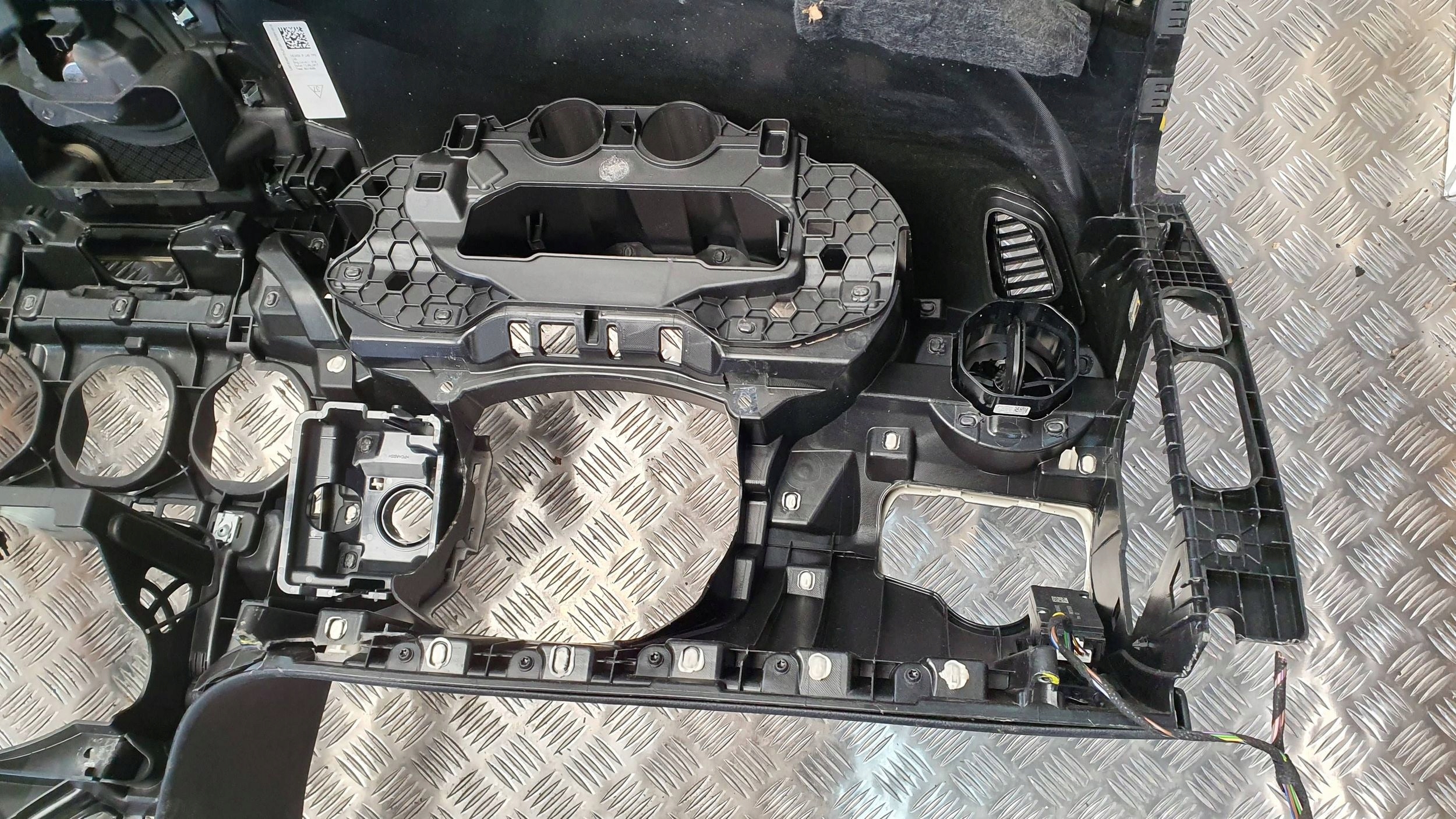 console dashboard instrument panel MERCEDES C-KLASA W205 14- A2056803587 A2058600500