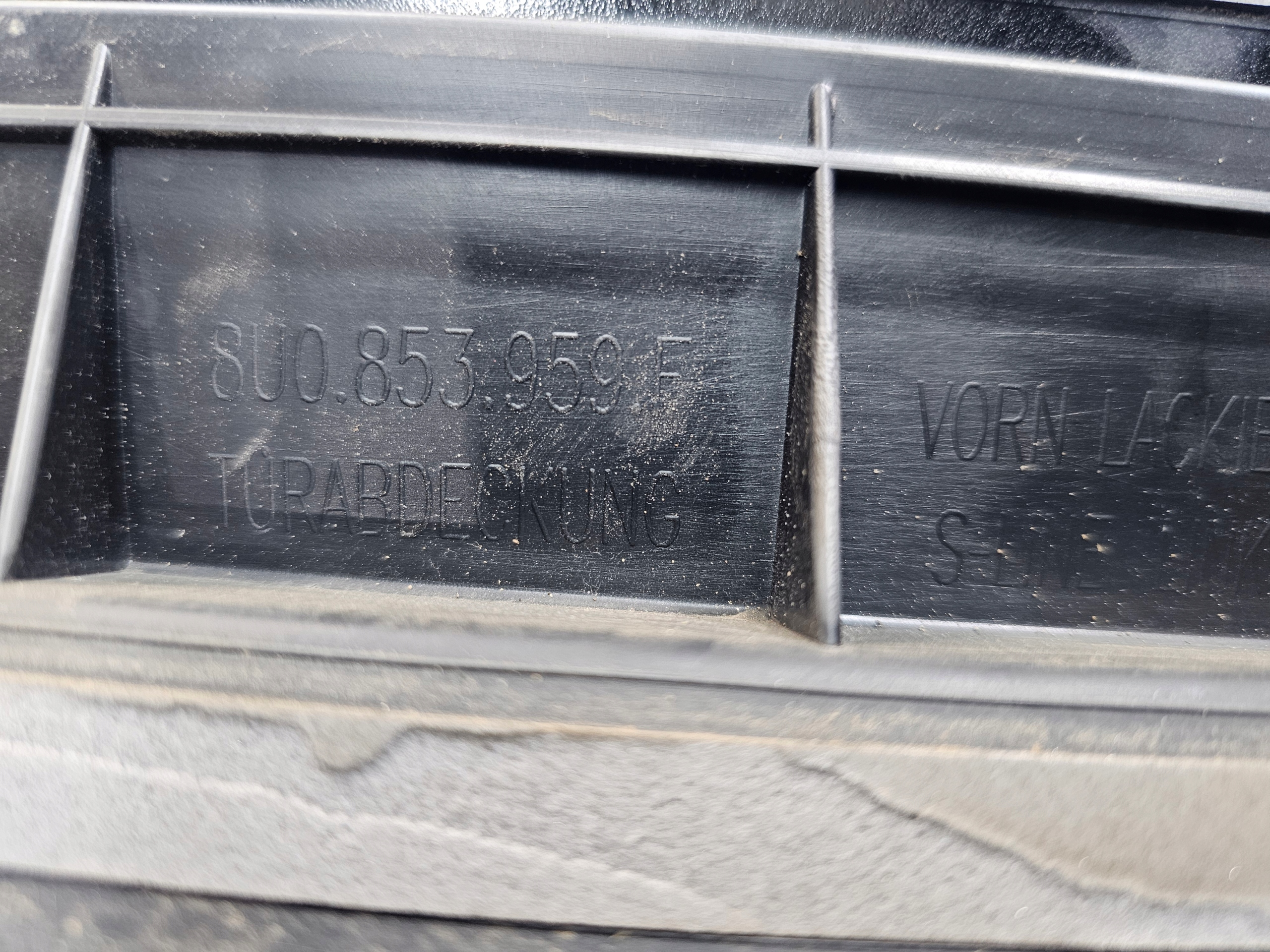 moulding lower door left front AUDI Q3 8U 8U0853959F LY9B