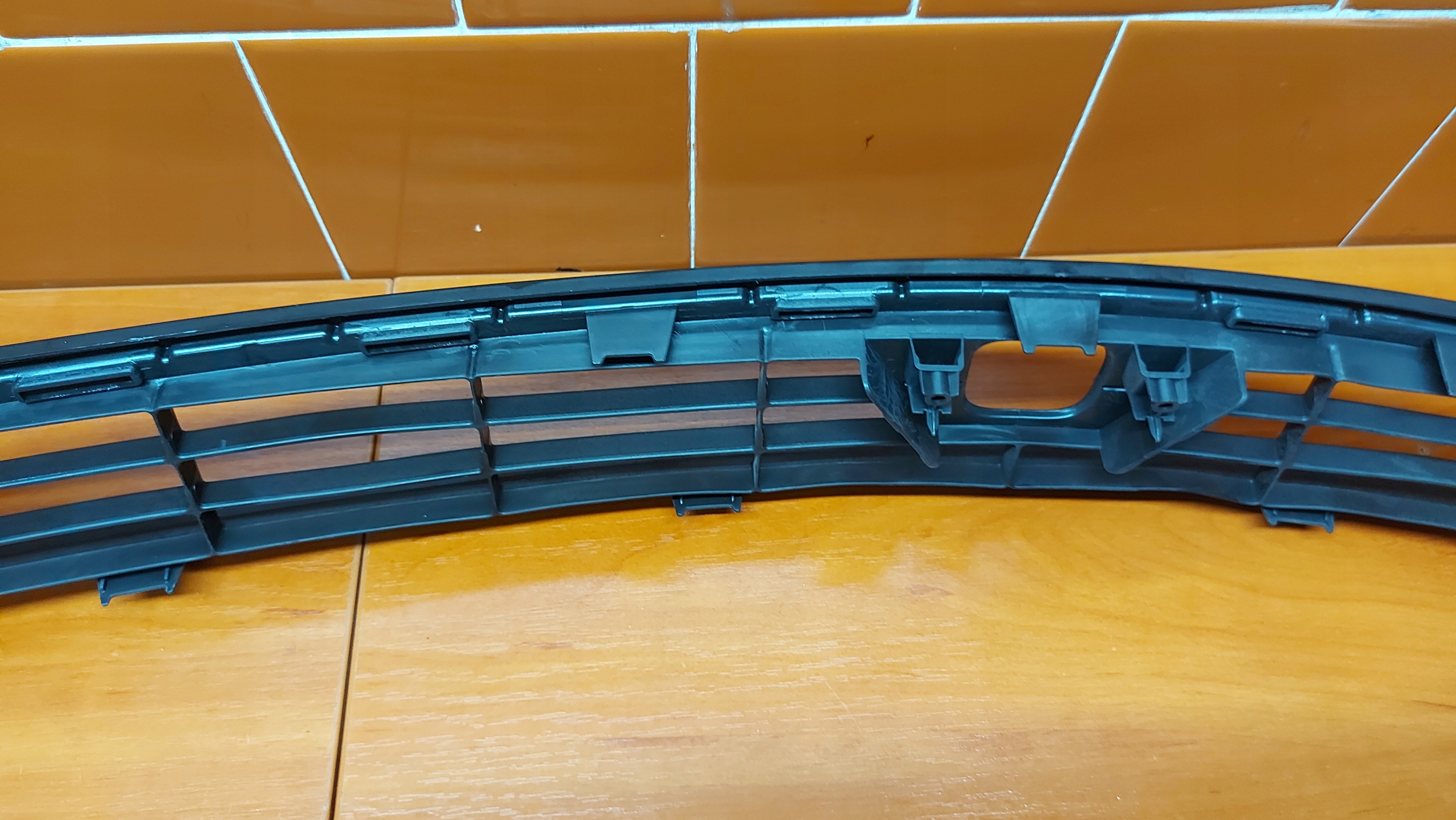 grid of a bumper central front front TOYOTA RAV4 IV 12-19
