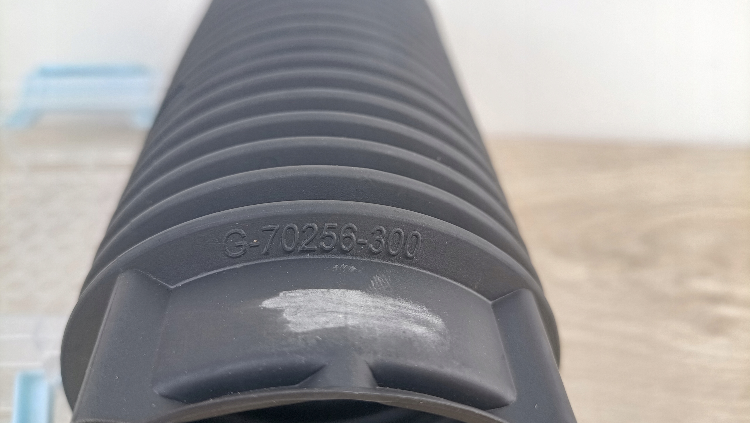BLENDE ABDECKUNG DES STOSSDÄMPFERS BMW G-70256-300 KA3/526