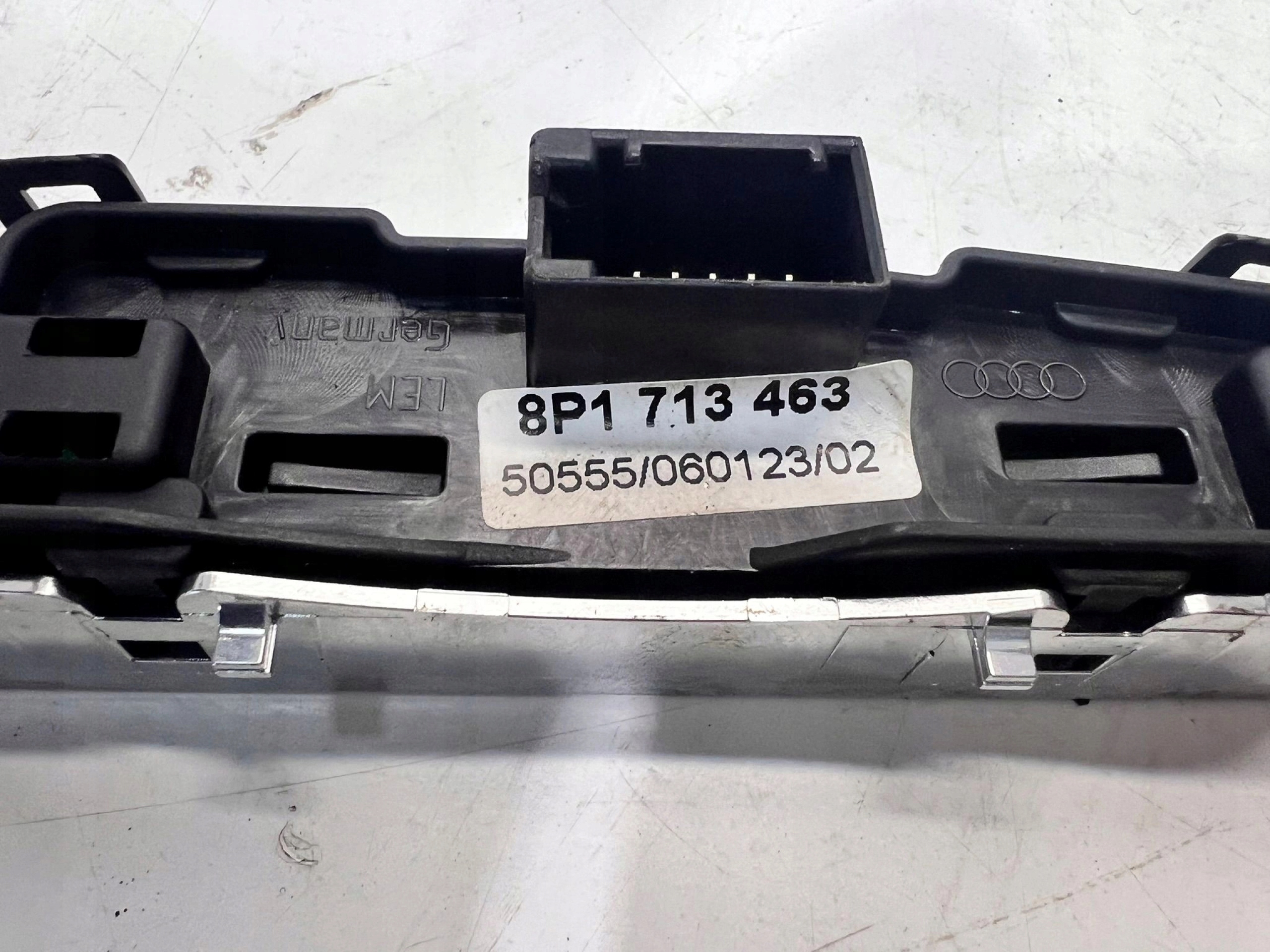 rám kulisy převodů AUDI A3 8P 8P1713463 CHROM
