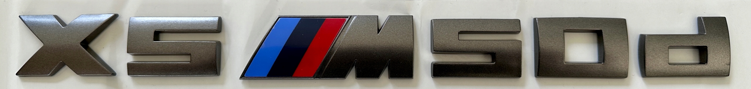 Bmw X5 M50d X5 M 50d emblém logo znak nápis šedá (steel grey)