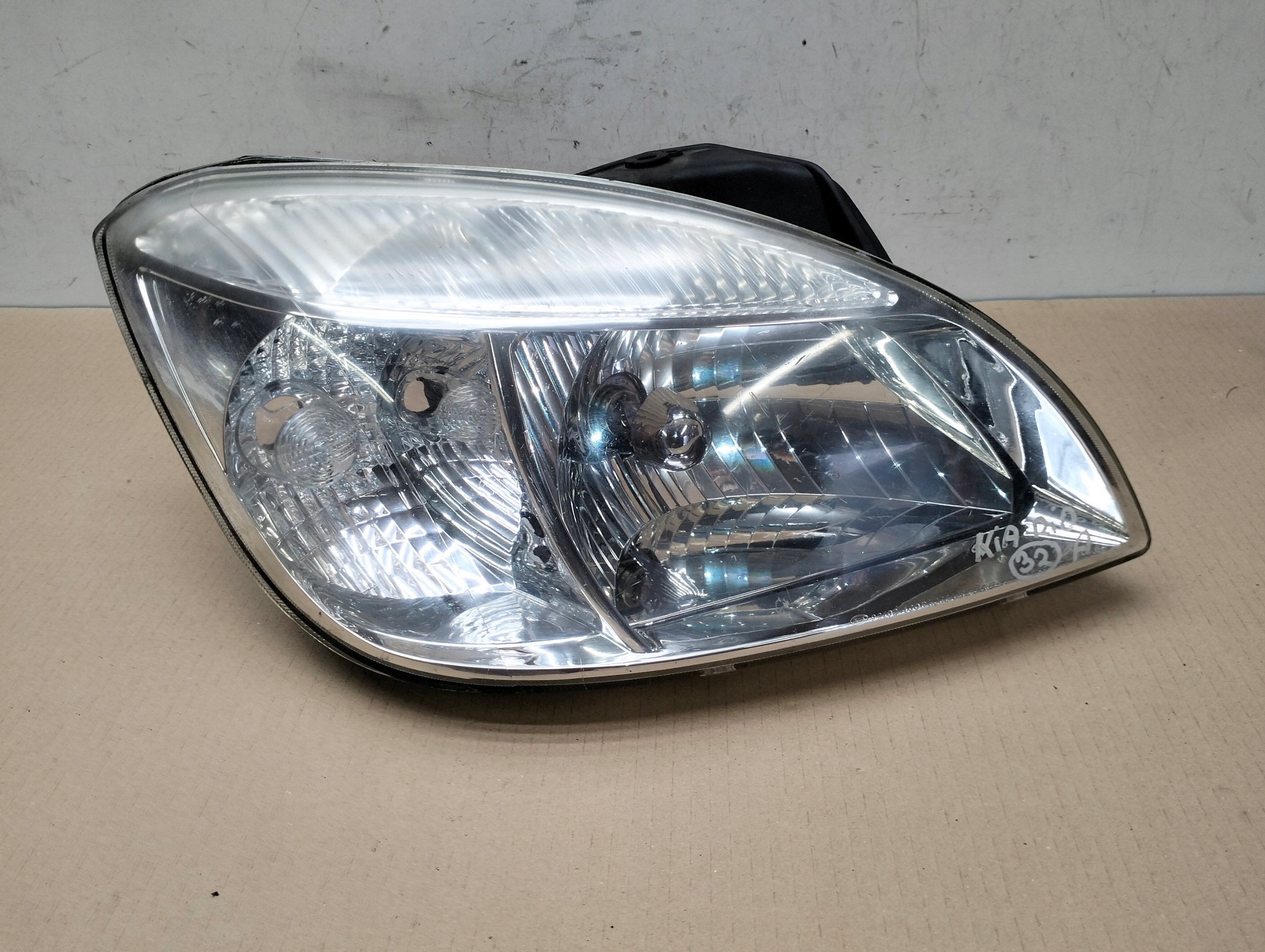 ФАРА ПРАВА ПЕРЕД KIA RIO II РОКУ 2005-2011 UK