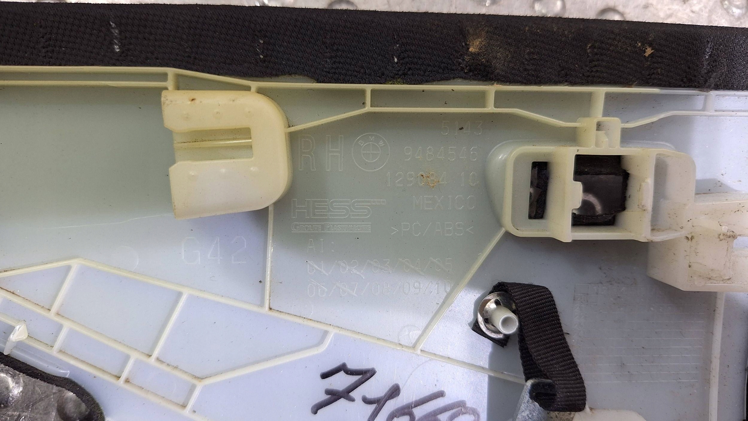 Blende Abdeckung mitte SLUPKA rechts 9484546 BMW 2 G42