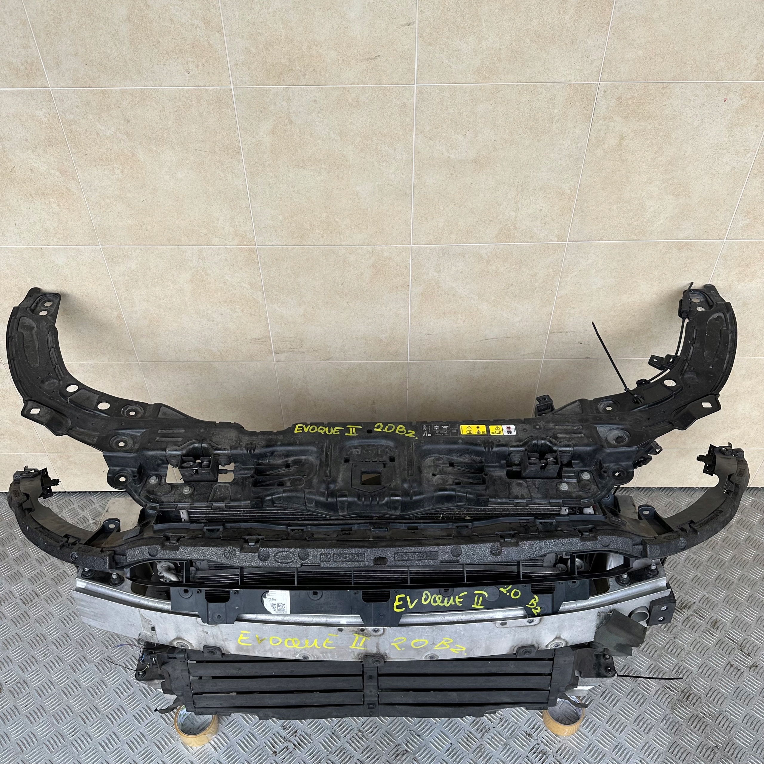 PAS PRZEDNI KOMPLETNY CHŁODNICE EVOQUE II 2.0 BZ. Producent części Land Rover OE