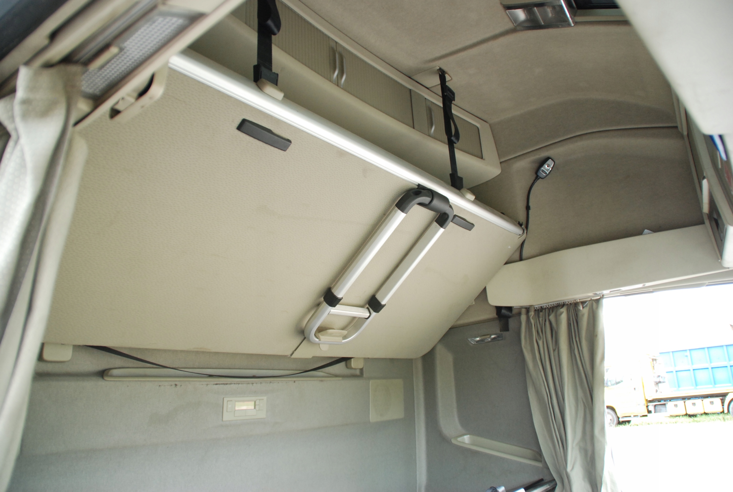 TAPICERKA BOCZEK KABINY L / P VOLVO FH4 Typ samochodu Samochody ciężarowe