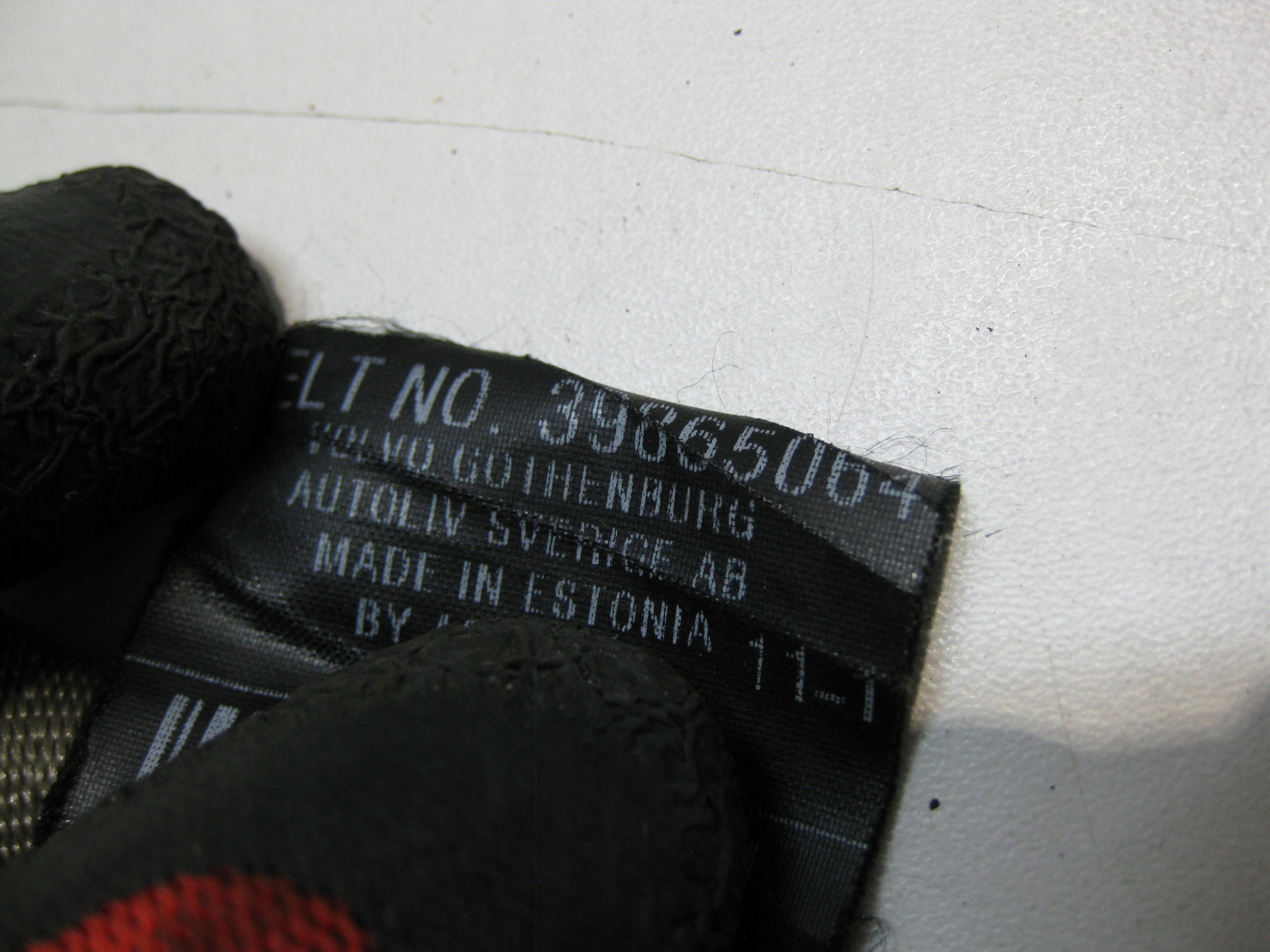 VOLVO V70 2.0 D 09R seat belt right front 39865064