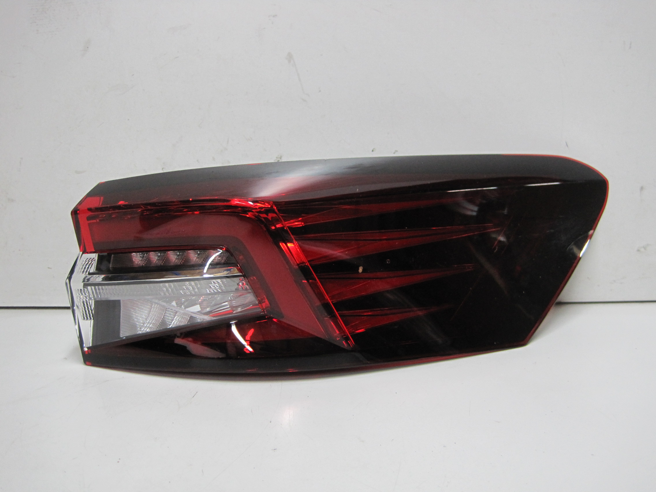 light SKODA SUPERB 4 IV 3P0945208 rear part rear right