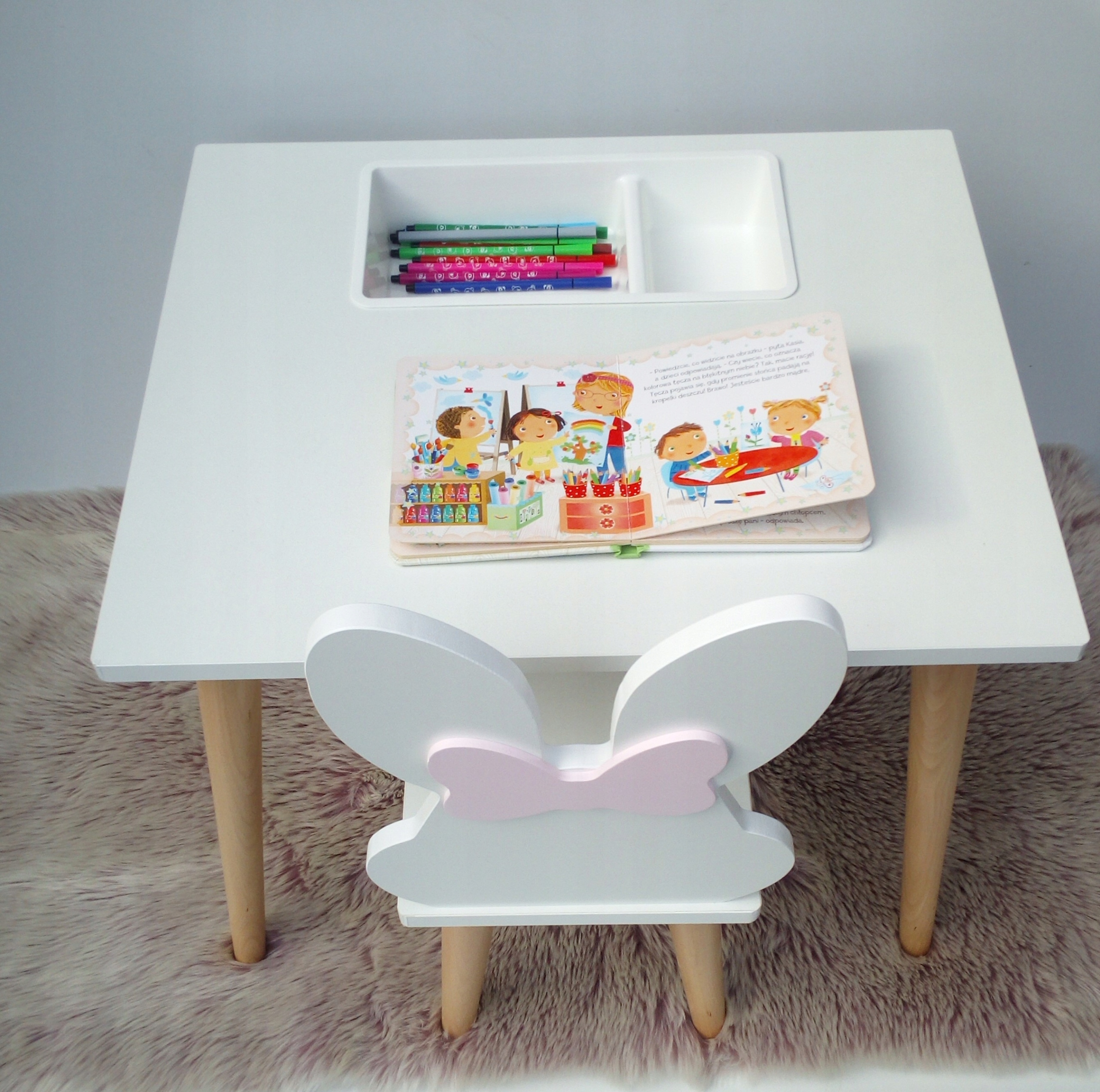 Stolik z pojemnikiem na kredki + 2 krzesełka Marka bez marki