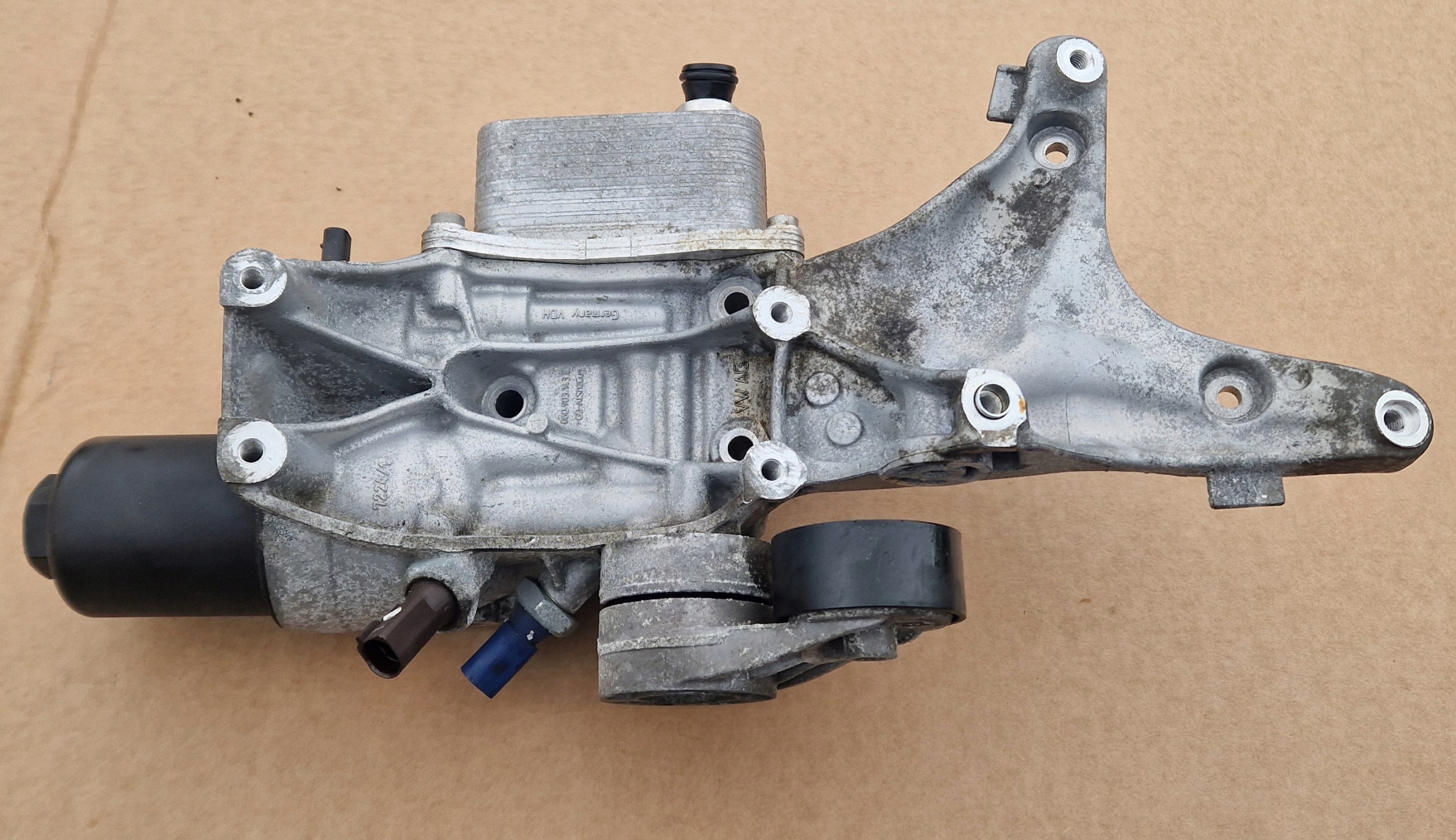 PODSTAWA FILTRA OLEJU ŁAPA 06L903143E 06L115401L