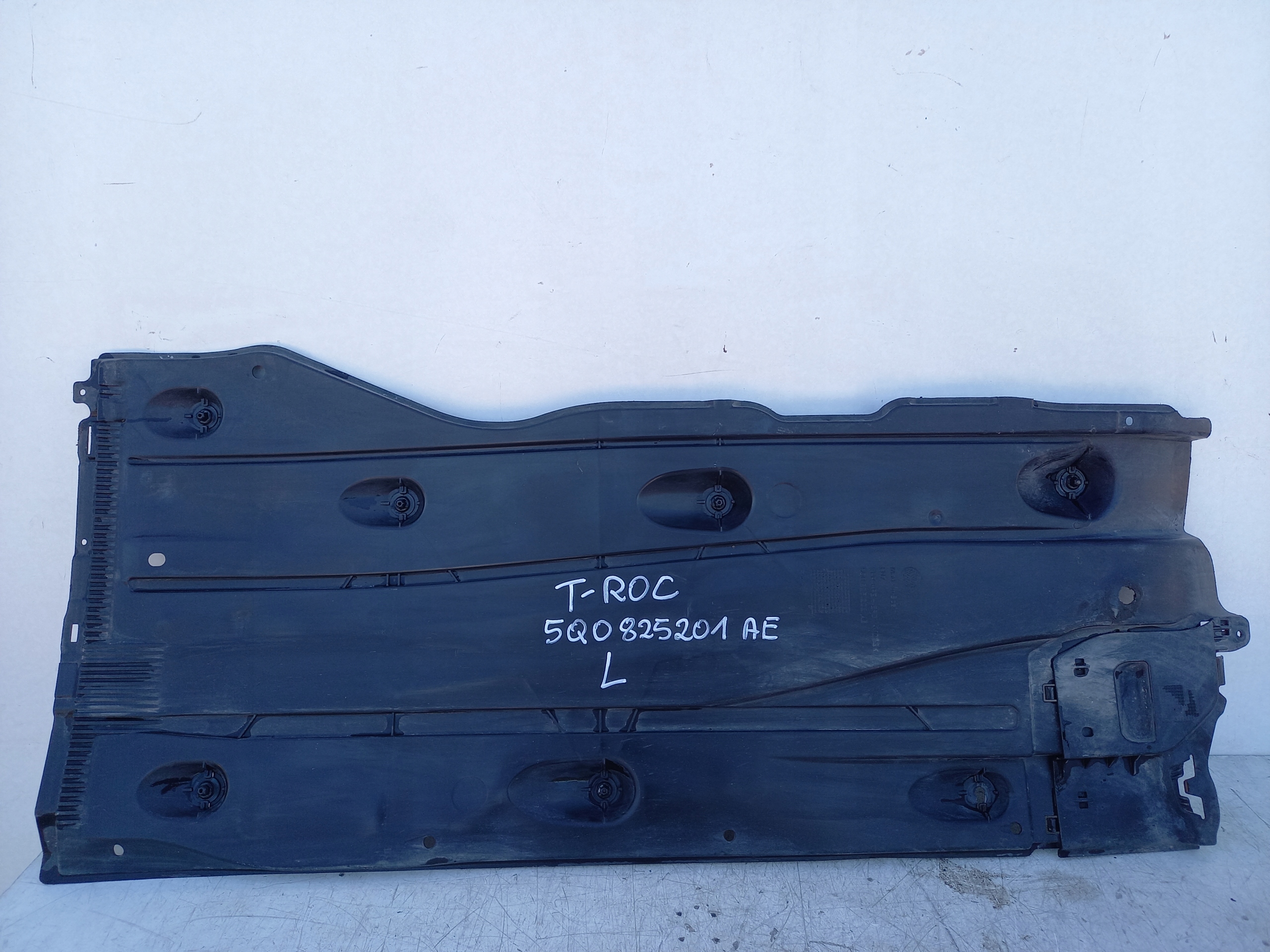 Płyta pod karoserie lewa VW T-ROC 5Q0825201AE