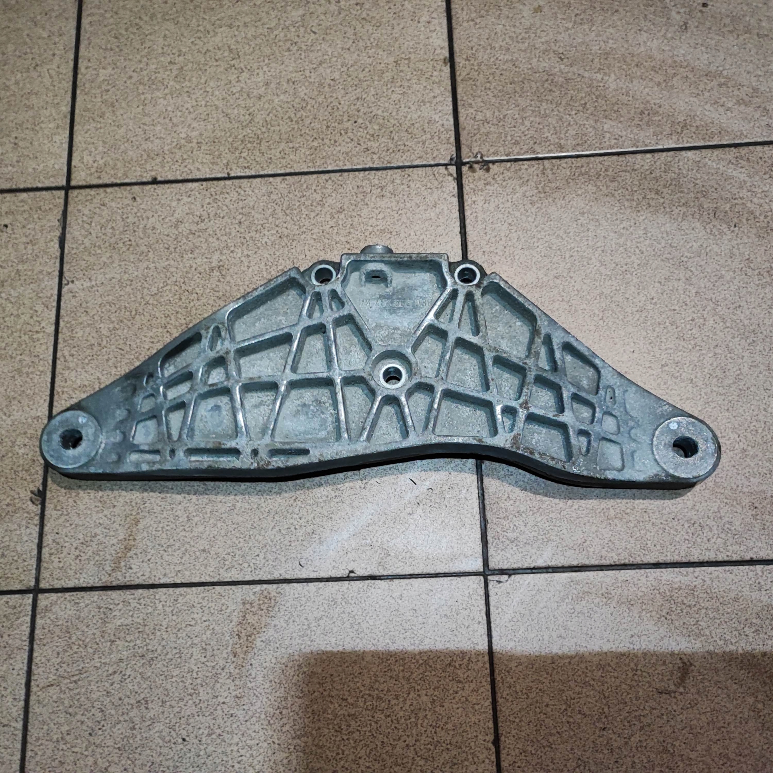 ŁAPA PODPORA MOCOWANIE MOSTU AUDI A4 B6 B7