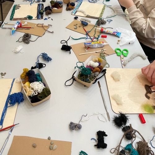 Jednorazowe pojemniki tekturowe na frytki - duże 16x10x5,5cm - 100 sztuk Materiał papier