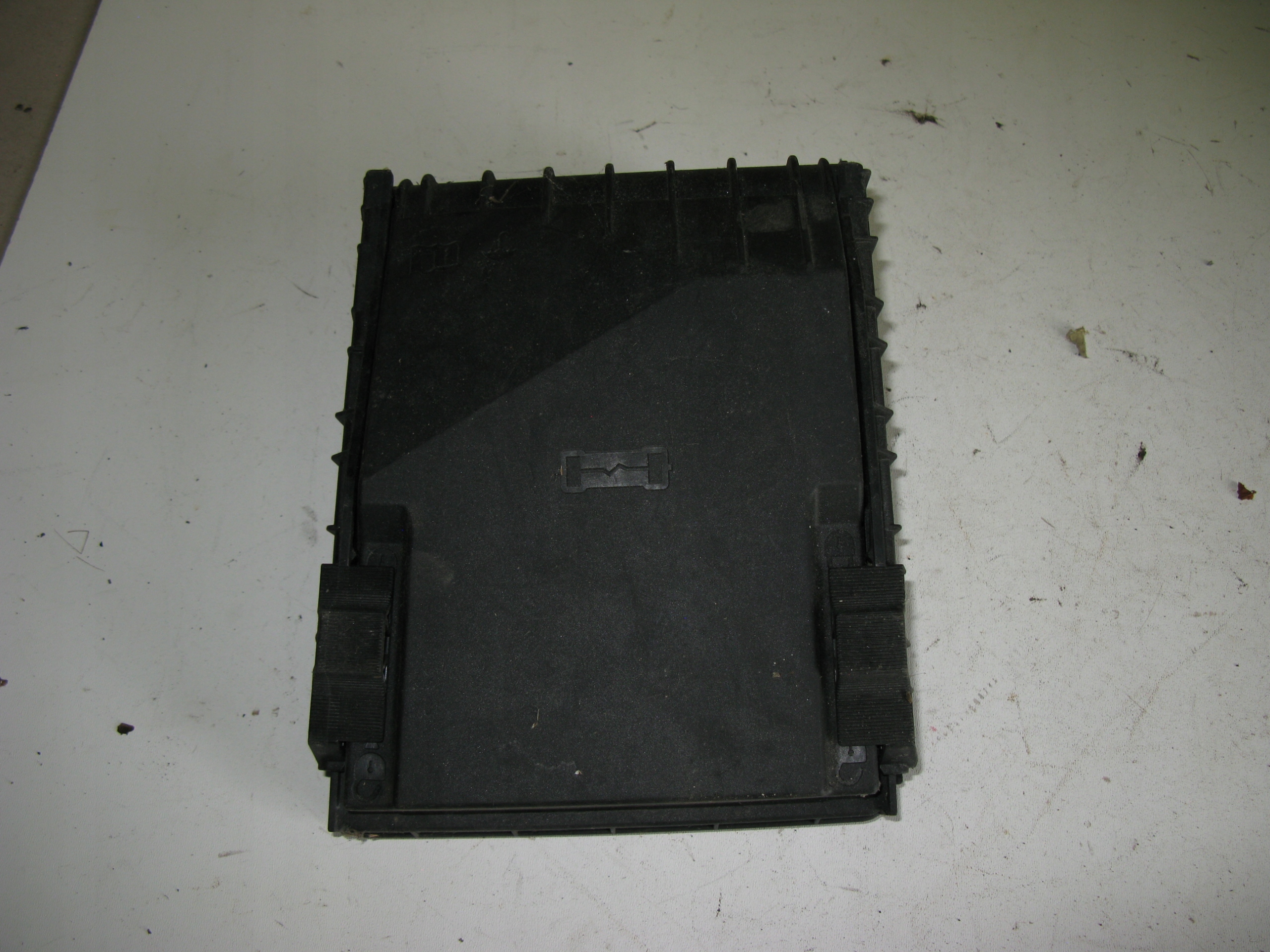 корпус предохранителей Audi Q3 12- oe VAG 1K0937132F