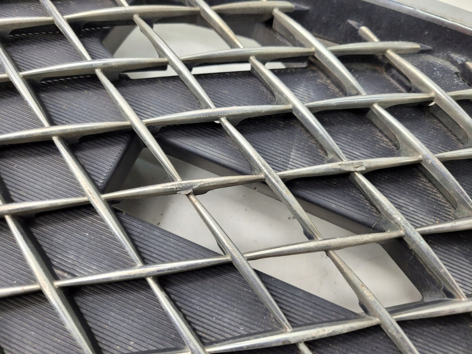 Daihatsu TREVIS решетка радиатора