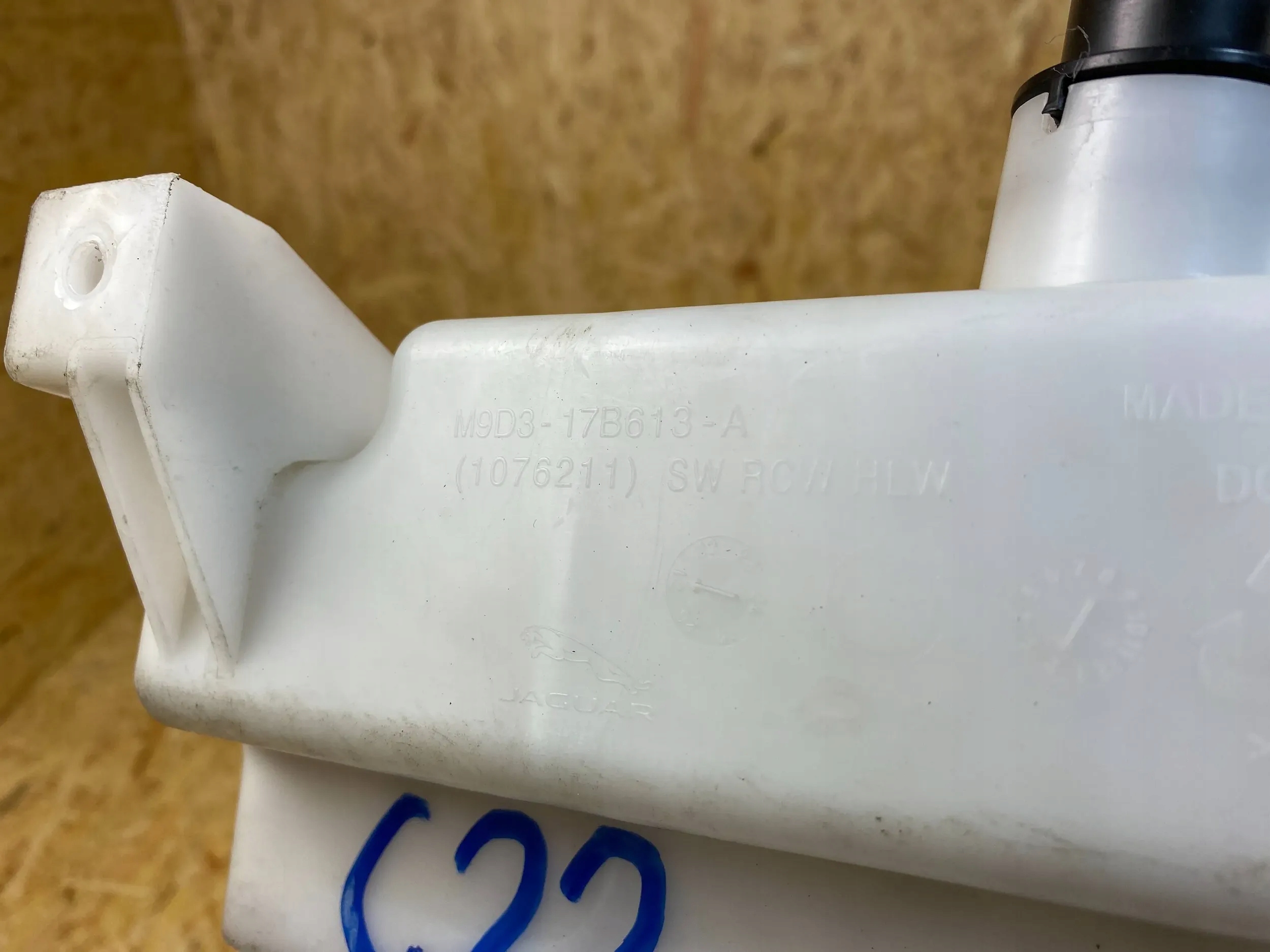 бачок омывателя жидкости насос jaguar M9D3-17B613-A 2018-