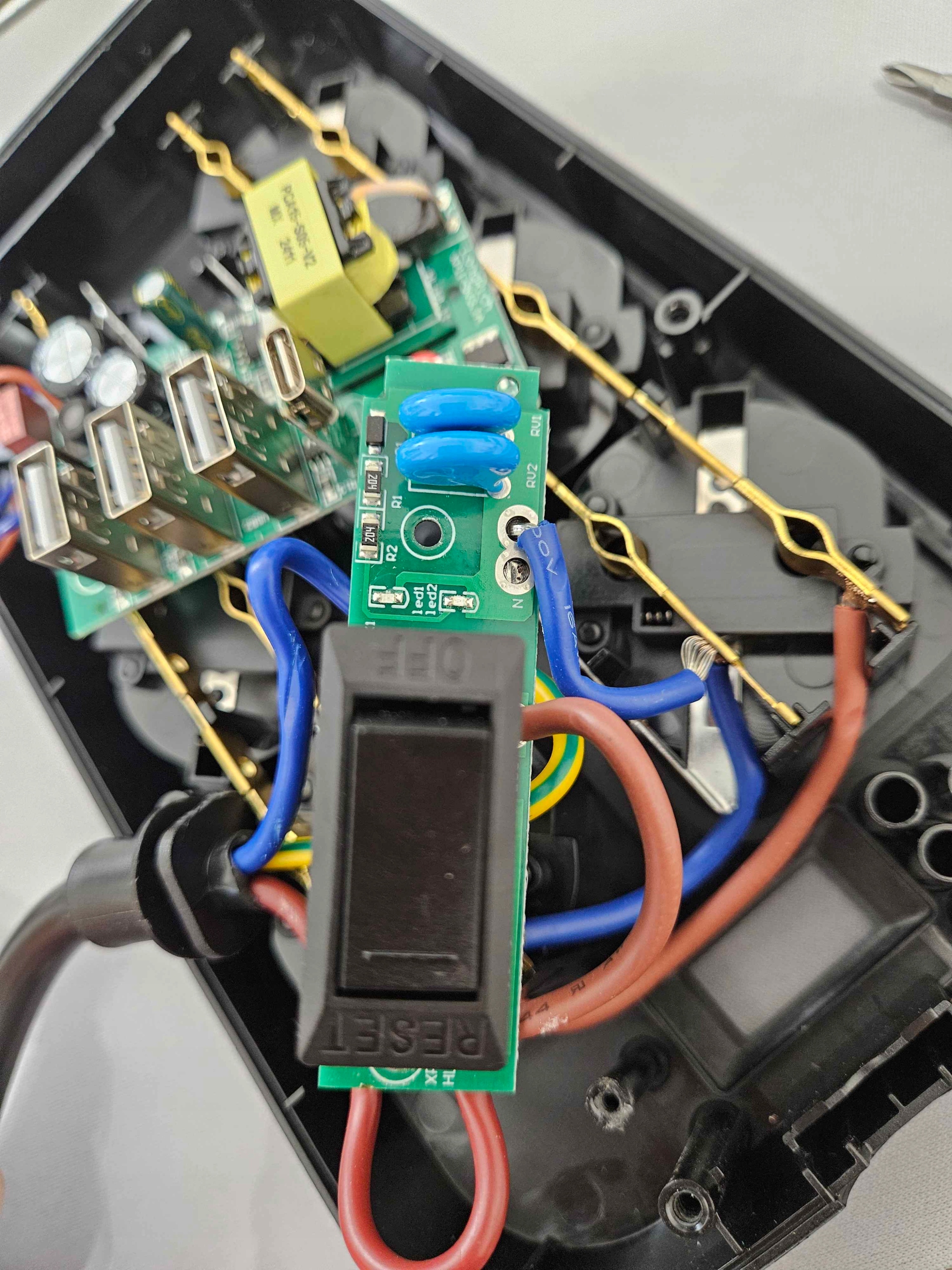 PRZEDŁUŻACZ LISTWA ANTYPRZEPIĘCIOWA ZASILAJĄCA USB JSVER SZYBKIE ŁADOWANIE Liczba gniazd 10