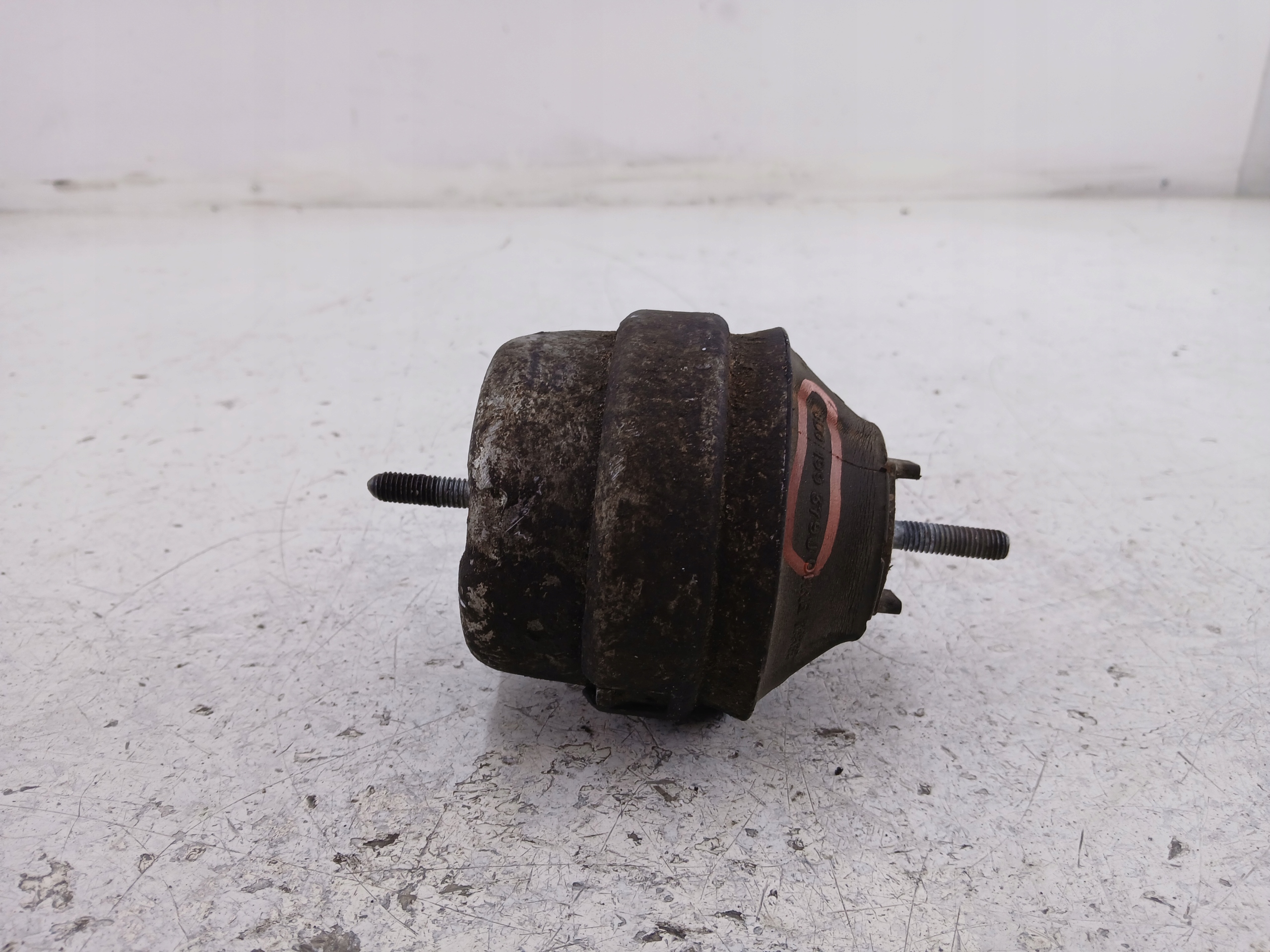 AUDI A6 C5 VW PASSAT B5 engine mount 8D0199379J