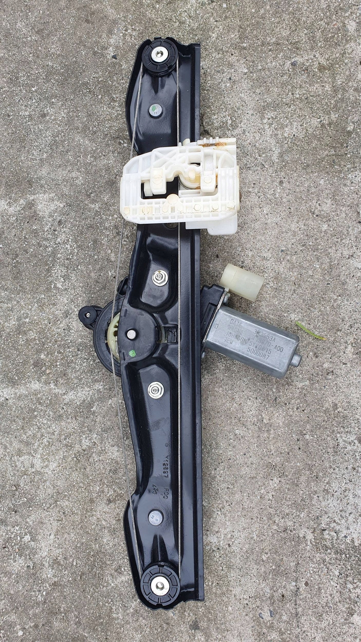 BMW 1 and F20 window regulator right rear part