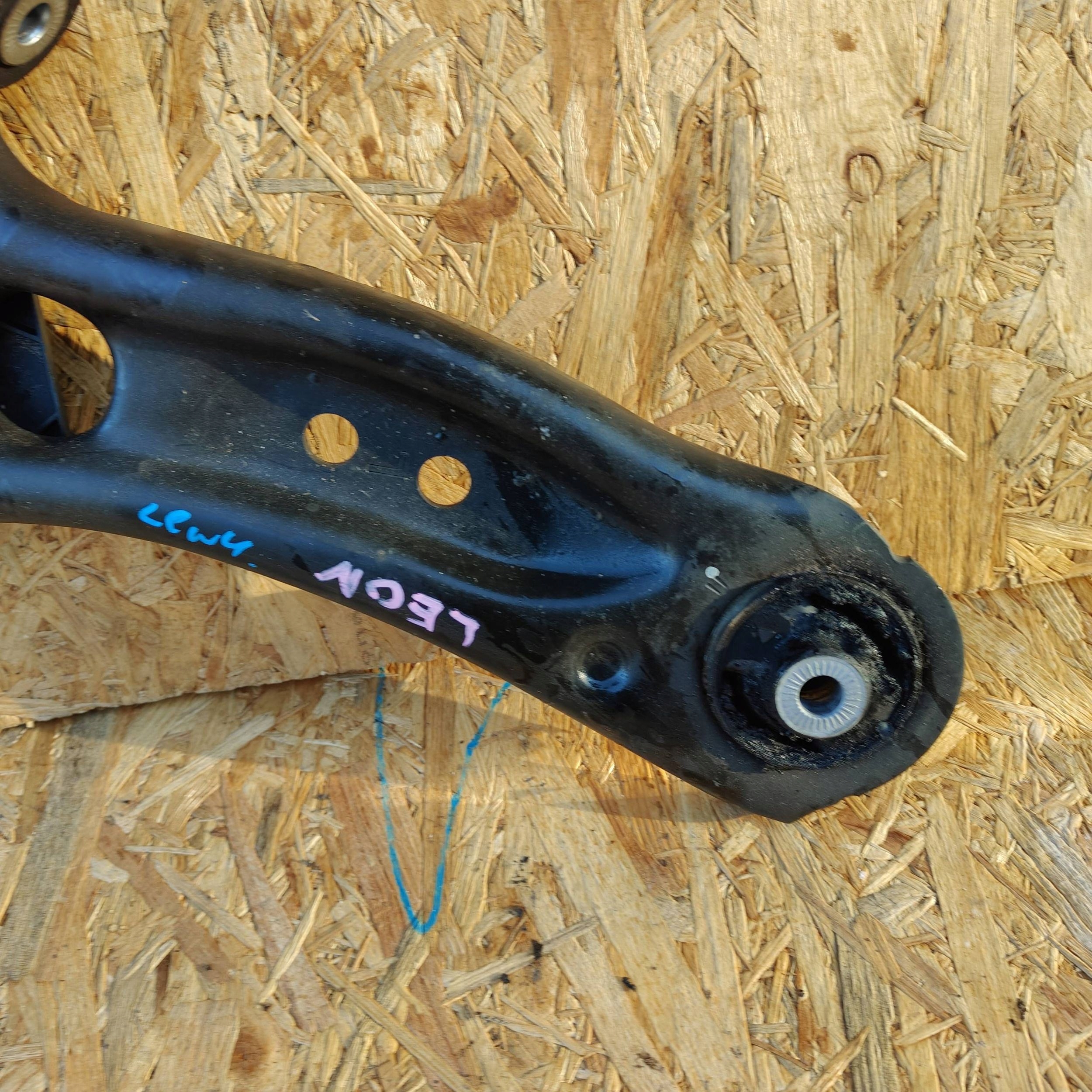arm front lower left side Seat Leon IV