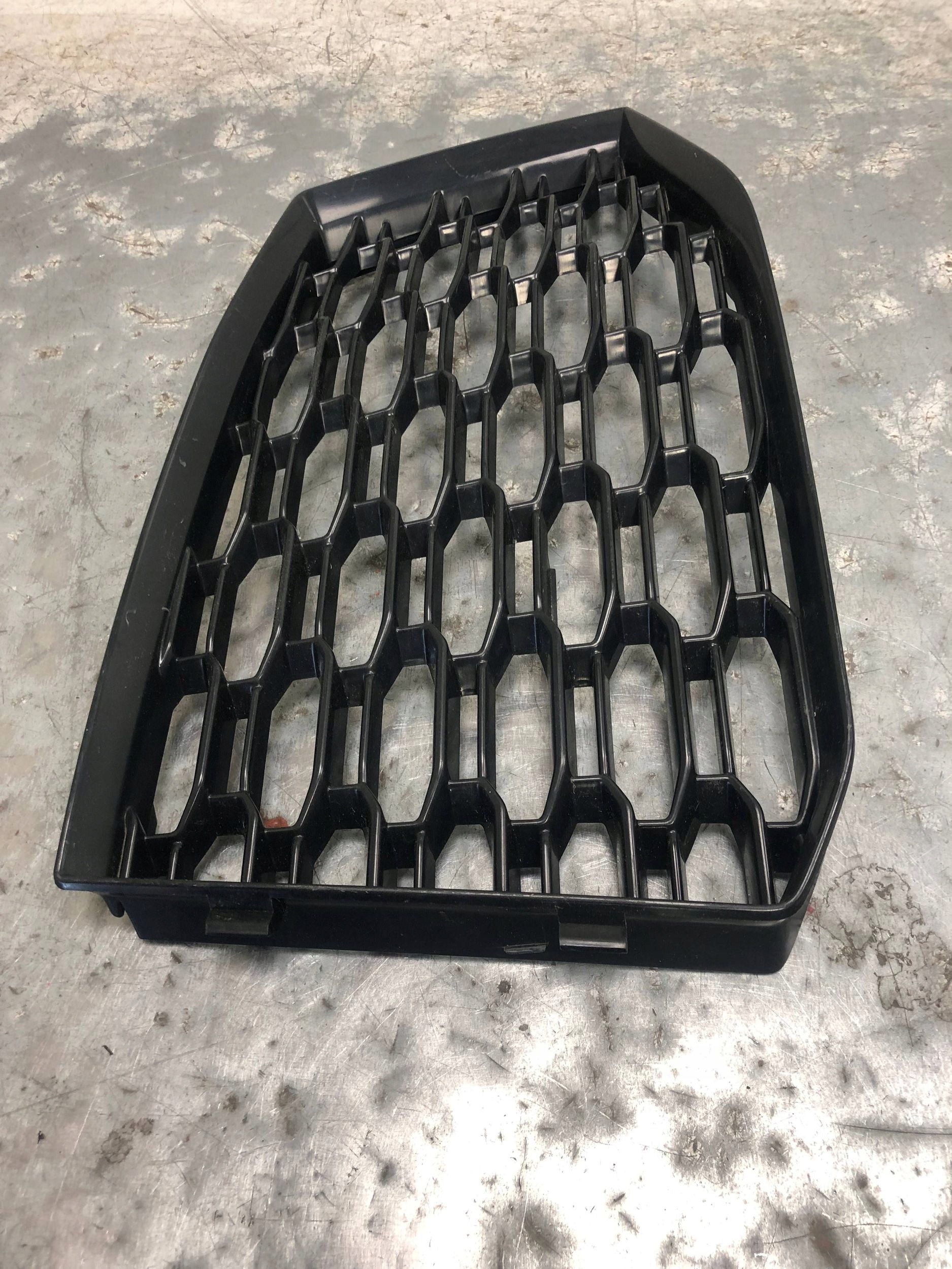 grid of a bumper right front AUDI RS4 RS5 8W6807682P