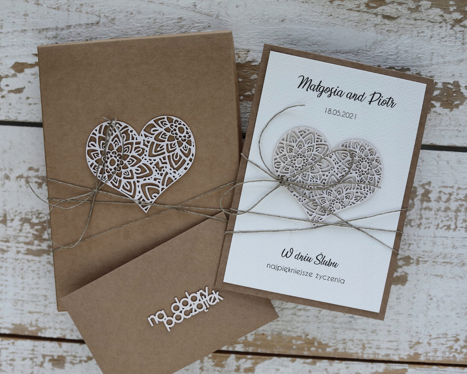 Rustikální svatební přáníčka s ručně vyrobenými srdíčky