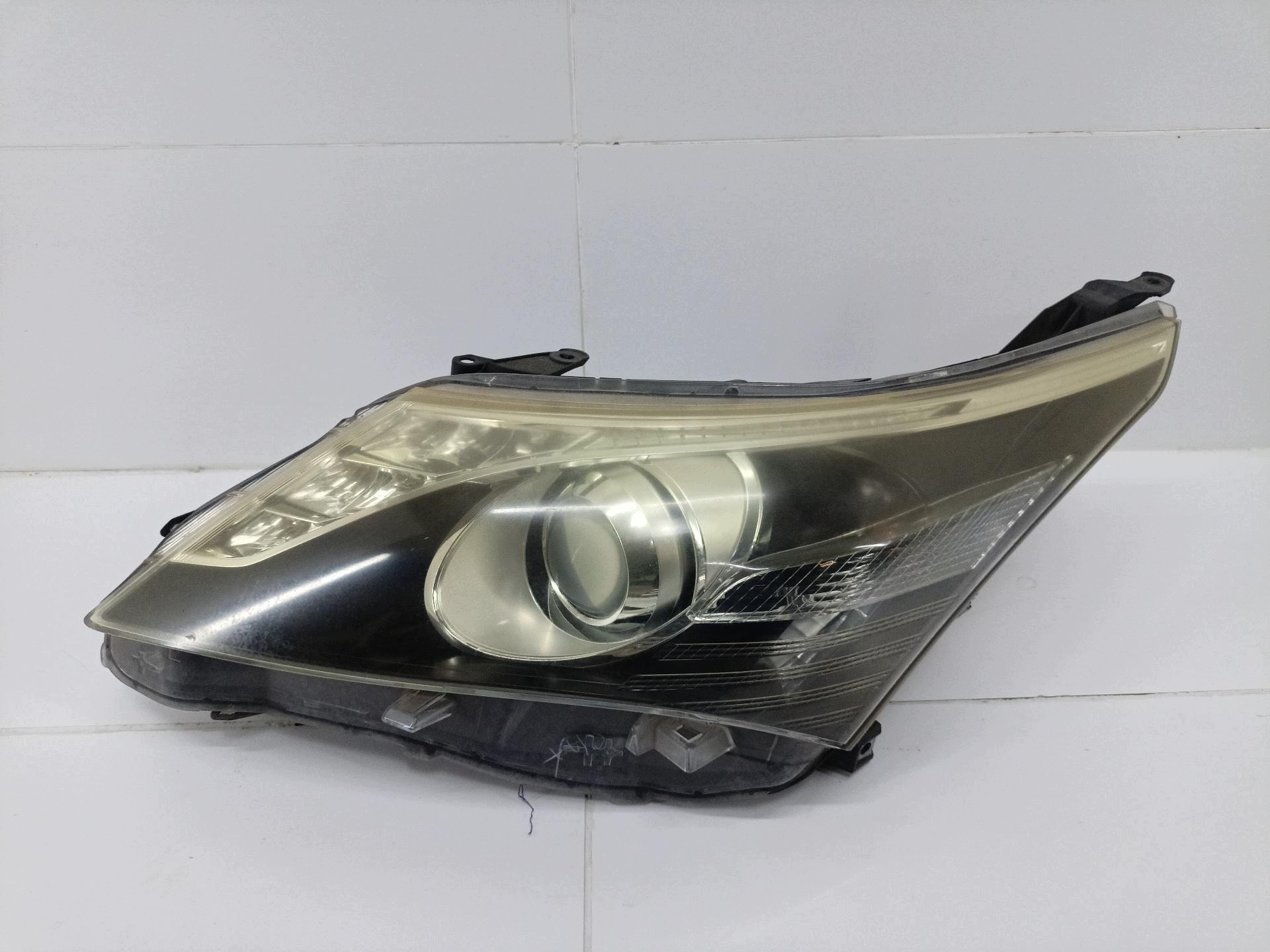 light front left side Toyota Avensis 3 T270 facelift ZRT272W 2014