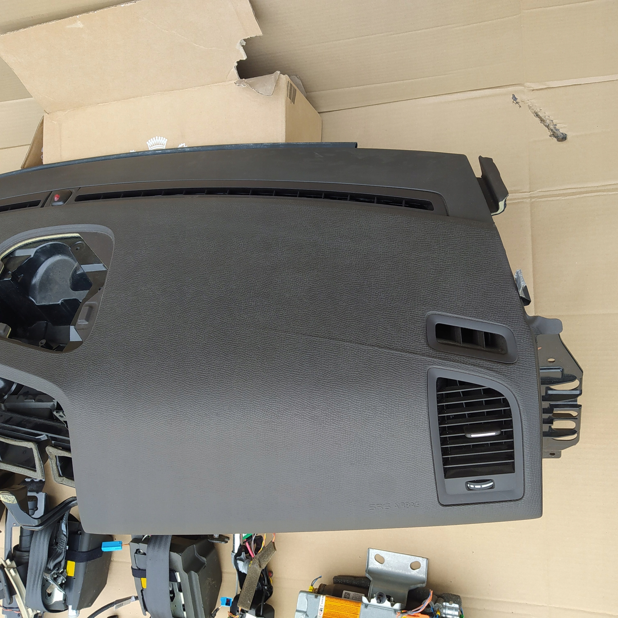 VOLVO XC60 I DESKA KOKPIT PASY PODUSZKI KOMPLET ORYGINAŁ Producent części Volvo