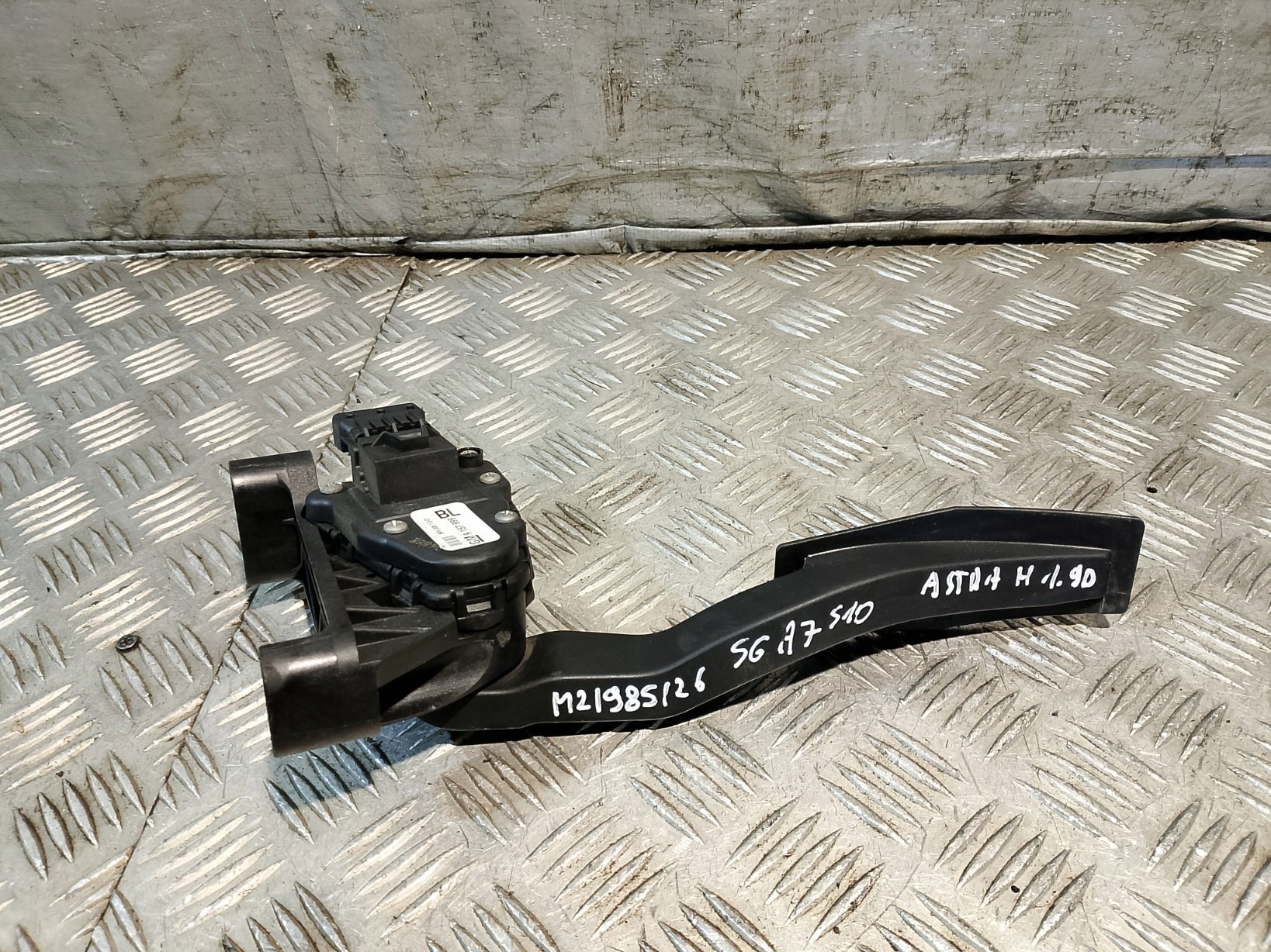 accelerator pedal OPEL ASTRA H 1.9 D 9157999 BL