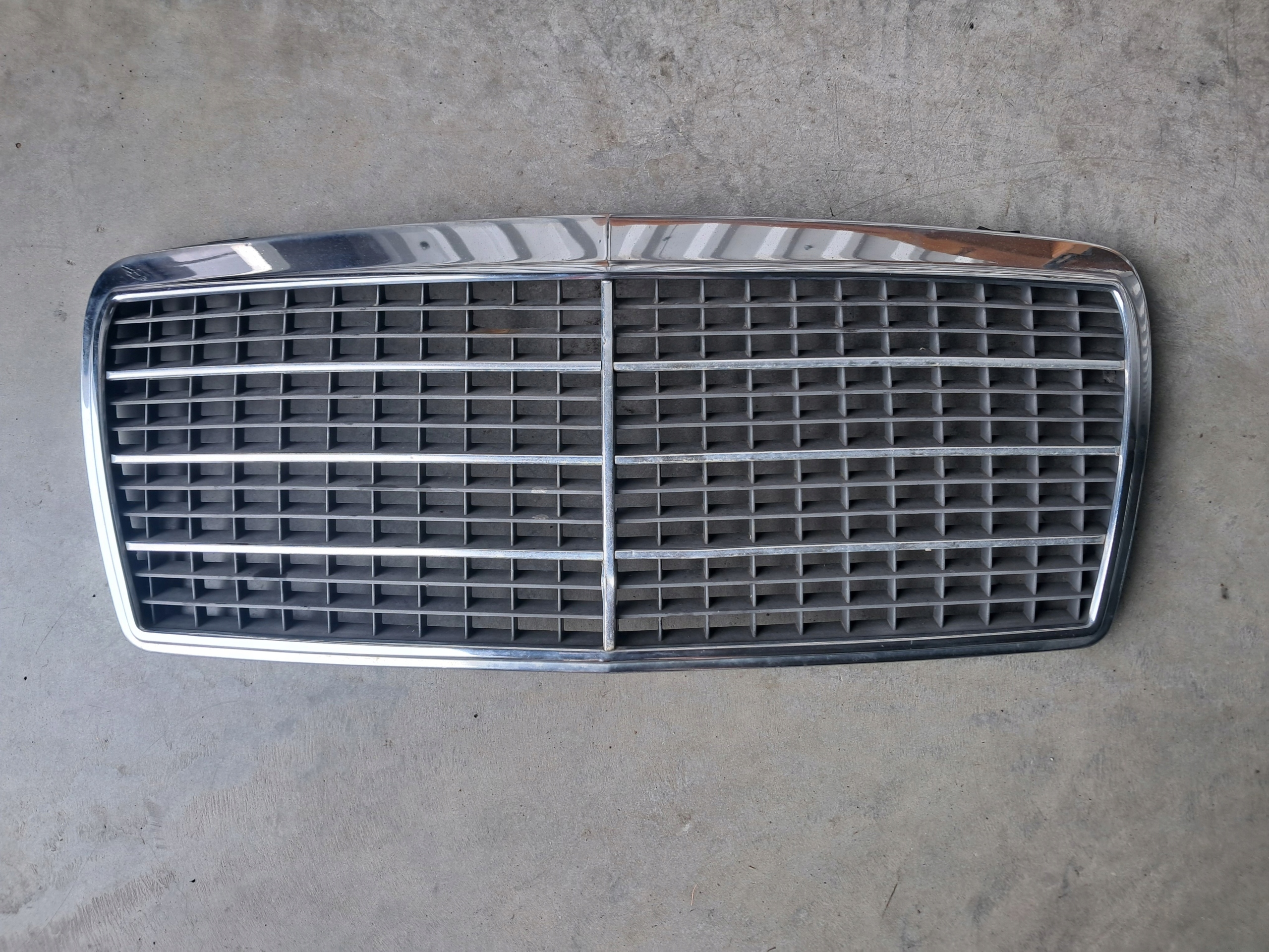 Grille MERCEDES W124 E-KLASA 93-97 1248880323